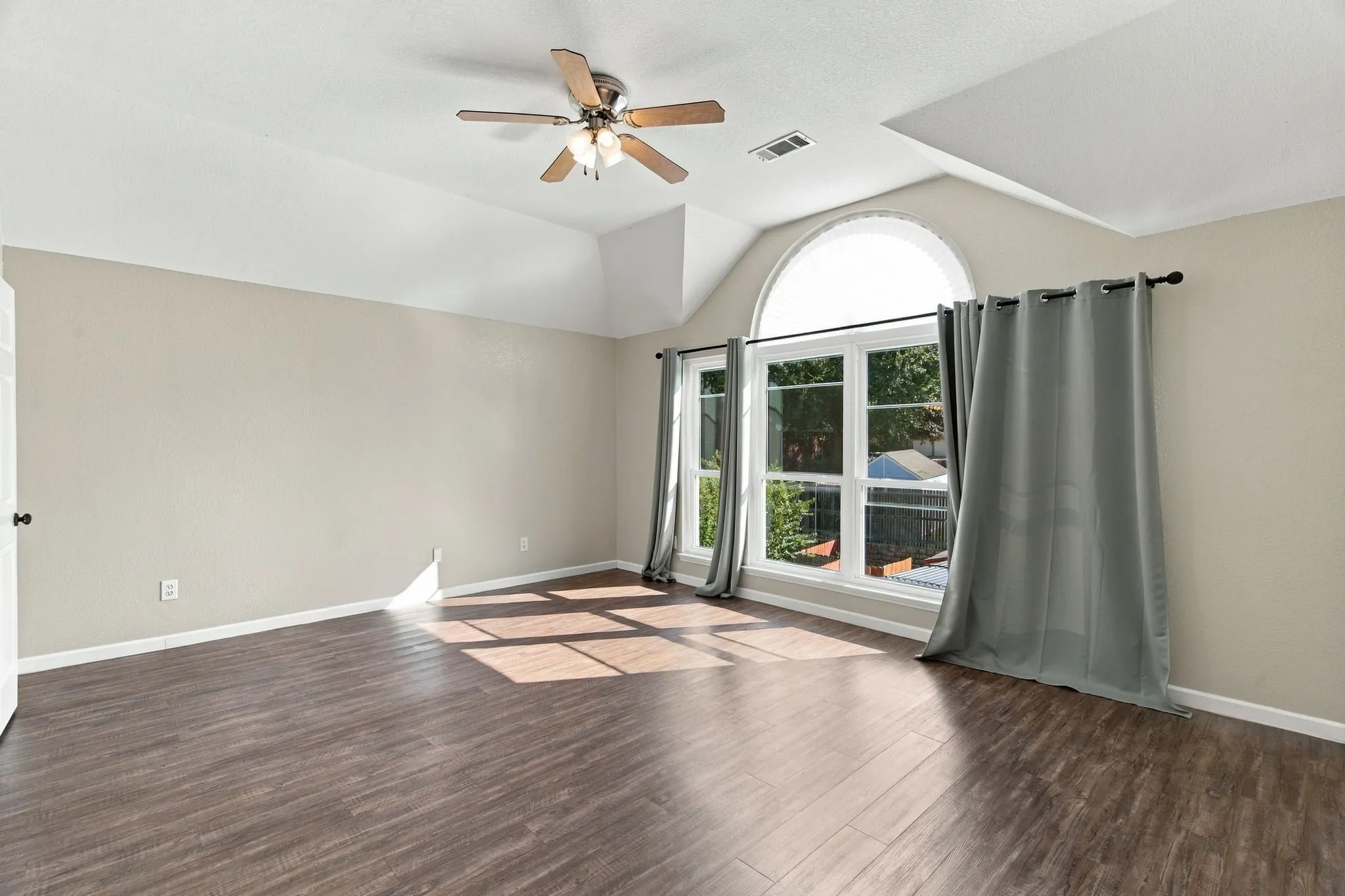 Single Family Residence For Sale in Tarrant County , 8258 Quachita Crossover, Fort Worth, Texas 76137, 4 Bedroom, 3 Bathroom, 2 Garage spaces, 2,743 Sqft, built in 1997, mls#21407437, Real Estate Agent in Fort Worth, Homes For Sale in Tarrant county, Homes For Sale in Fort Worth, Realtor in Fort Worth Texas, Real Estate Brokerage Independent Realty Texas, Luminita Cordes Realtor