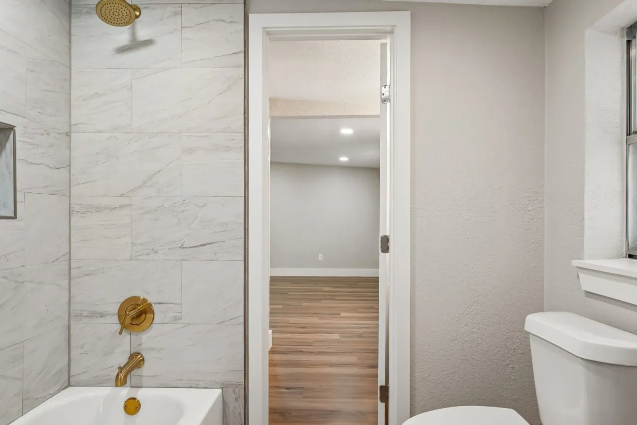 Single Family Residence For Sale in Tarrant County , 2872 Hurstview Drive, Hurst, Texas 76054, 4 Bedroom, 3 Bathroom, 2 Garage spaces, 2,683 Sqft, built in 1978, mls#21401492, Real Estate Agent in Hurst, Homes For Sale in Tarrant county, Homes For Sale in Hurst, Realtor in Hurst Texas, Real Estate Brokerage Independent Realty Texas, Luminita Cordes Realtor