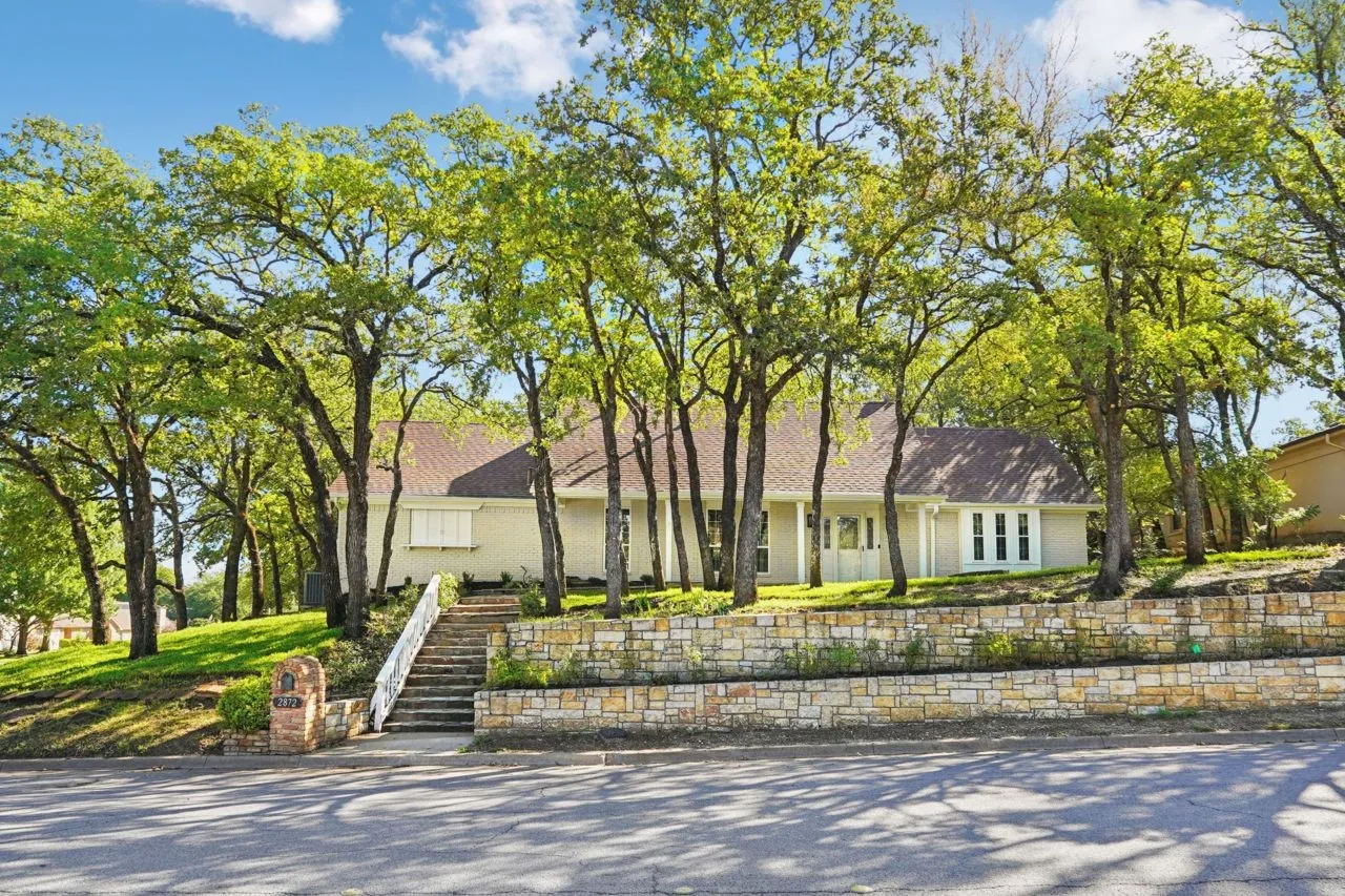Single Family Residence For Sale in Tarrant County , 2872 Hurstview Drive, Hurst, Texas 76054, 4 Bedroom, 3 Bathroom, 2 Garage spaces, 2,683 Sqft, built in 1978, mls#21401492, Real Estate Agent in Hurst, Homes For Sale in Tarrant county, Homes For Sale in Hurst, Realtor in Hurst Texas, Real Estate Brokerage Independent Realty Texas, Luminita Cordes Realtor