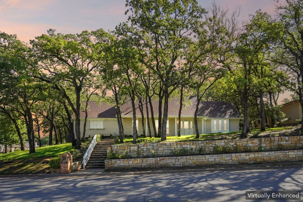 Single Family Residence For Sale in Tarrant County , 2872 Hurstview Drive, Hurst, Texas 76054, 4 Bedroom, 3 Bathroom, 2 Garage spaces, 2,683 Sqft, built in 1978, mls#21401492, Real Estate Agent in Hurst, Homes For Sale in Tarrant county, Homes For Sale in Hurst, Realtor in Hurst Texas, Real Estate Brokerage Independent Realty Texas, Luminita Cordes Realtor