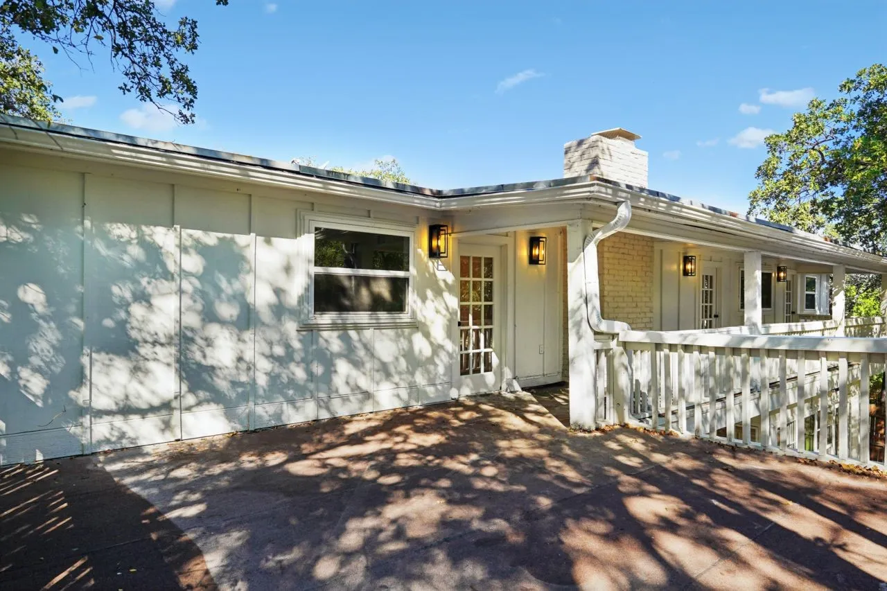 Single Family Residence For Sale in Tarrant County , 2872 Hurstview Drive, Hurst, Texas 76054, 4 Bedroom, 3 Bathroom, 2 Garage spaces, 2,683 Sqft, built in 1978, mls#21401492, Real Estate Agent in Hurst, Homes For Sale in Tarrant county, Homes For Sale in Hurst, Realtor in Hurst Texas, Real Estate Brokerage Independent Realty Texas, Luminita Cordes Realtor