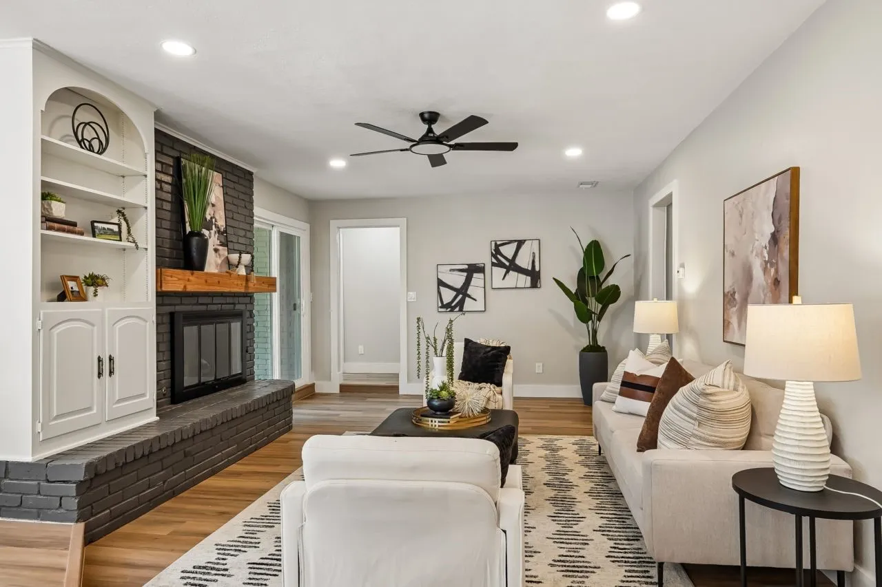 Single Family Residence For Sale in Tarrant County , 2872 Hurstview Drive, Hurst, Texas 76054, 4 Bedroom, 3 Bathroom, 2 Garage spaces, 2,683 Sqft, built in 1978, mls#21401492, Real Estate Agent in Hurst, Homes For Sale in Tarrant county, Homes For Sale in Hurst, Realtor in Hurst Texas, Real Estate Brokerage Independent Realty Texas, Luminita Cordes Realtor