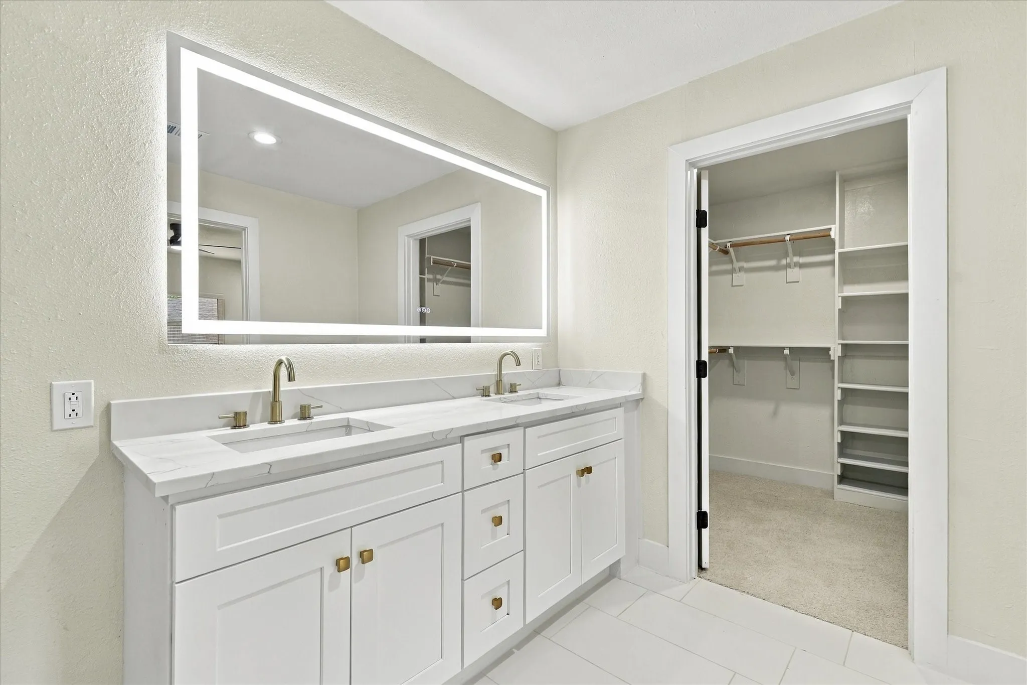 Neutral-toned walls, recessed lighting, and a modern ceiling fan