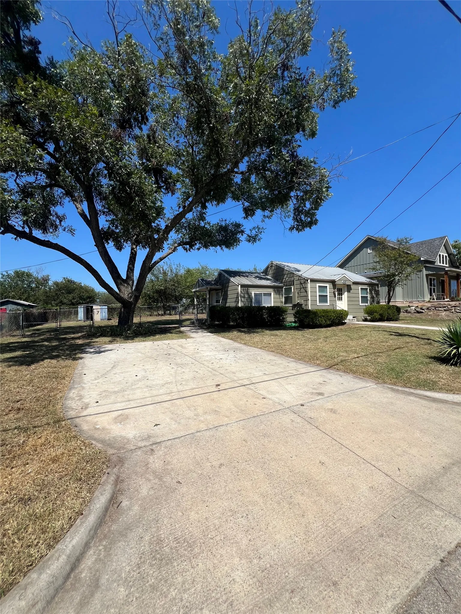Single Family Residence For Rent in Parker County , 506 W Ball Street, Weatherford, Texas 76086, 3 Bedroom, 1 Bathroom, Garage spaces, 853 Sqft, built in 0, mls#21406506, Real Estate Agent in Weatherford, Homes For Rent in Parker county, Homes For Rent in Weatherford, Realtor in Weatherford Texas, Real Estate Brokerage Independent Realty Texas, Luminita Cordes Realtor