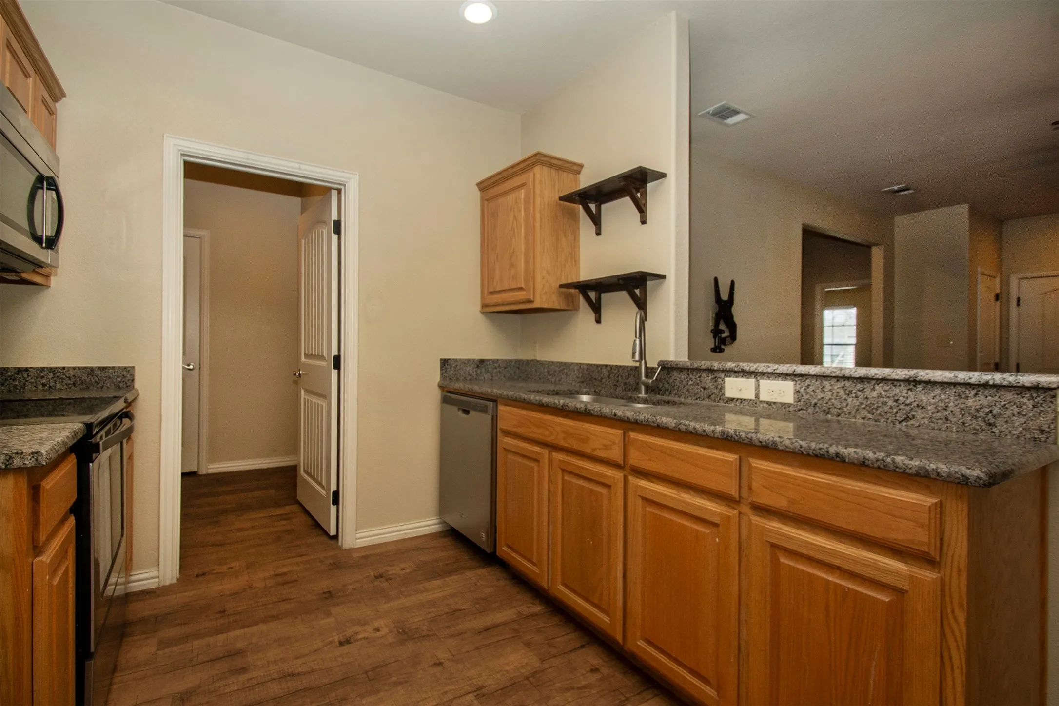 Single Family Residence For Rent in Grayson County , 700 E Bullock Street, Denison, Texas 75021, 3 Bedroom, 2 Bathroom, 2 Garage spaces, 1,320 Sqft, built in 2017, mls#21408554, Real Estate Agent in Denison, Homes For Rent in Grayson county, Homes For Rent in Denison, Realtor in Denison Texas, Real Estate Brokerage Independent Realty Texas, Luminita Cordes Realtor