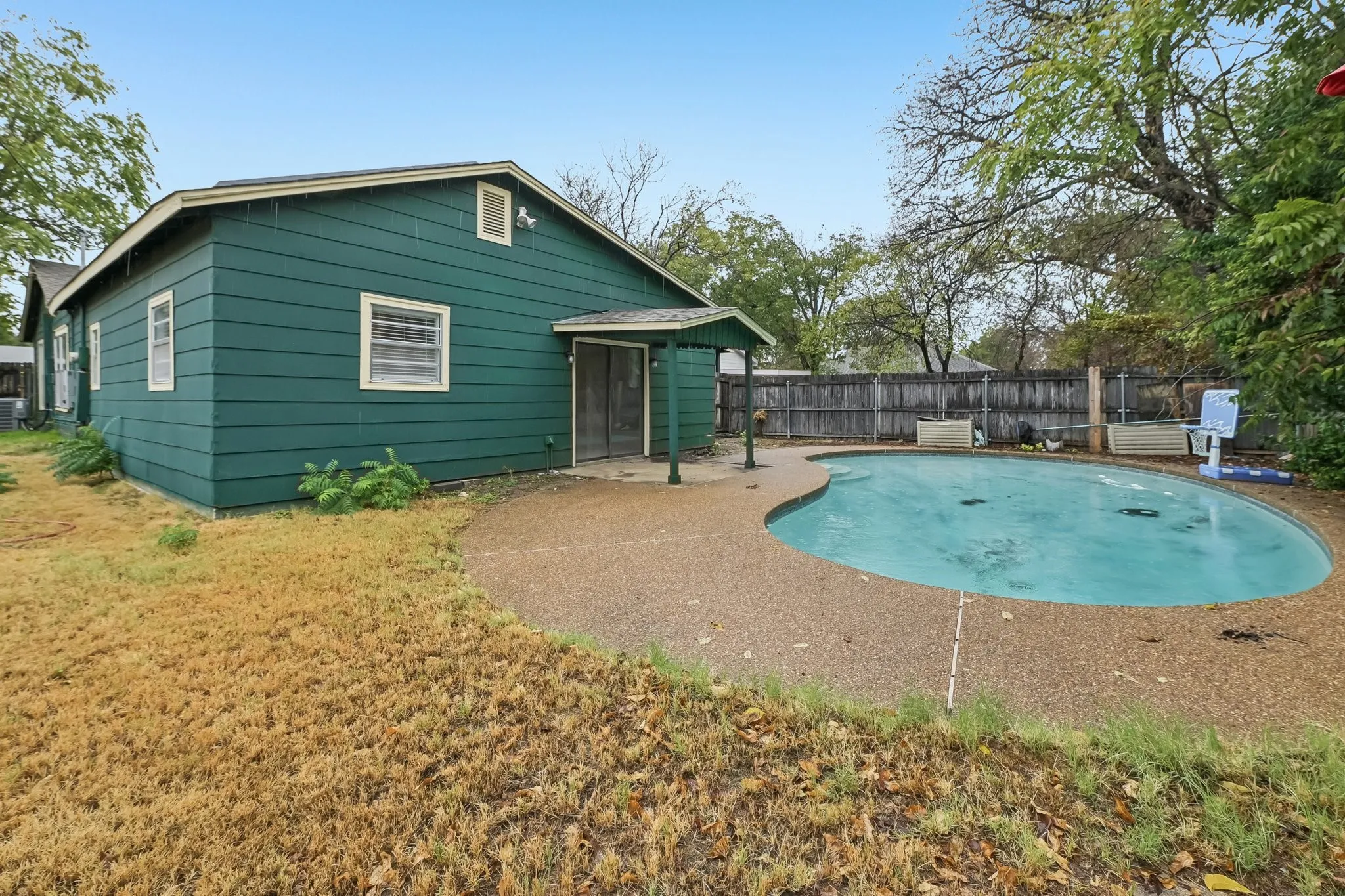 Single Family Residence For Sale in Tarrant County , 200 N Roe Street, White Settlement, Texas 76108, 3 Bedroom, 2 Bathroom, Garage spaces, 1,568 Sqft, built in 1949, mls#21405334, Real Estate Agent in White Settlement, Homes For Sale in Tarrant county, Homes For Sale in White Settlement, Realtor in White Settlement Texas, Real Estate Brokerage Independent Realty Texas, Luminita Cordes Realtor