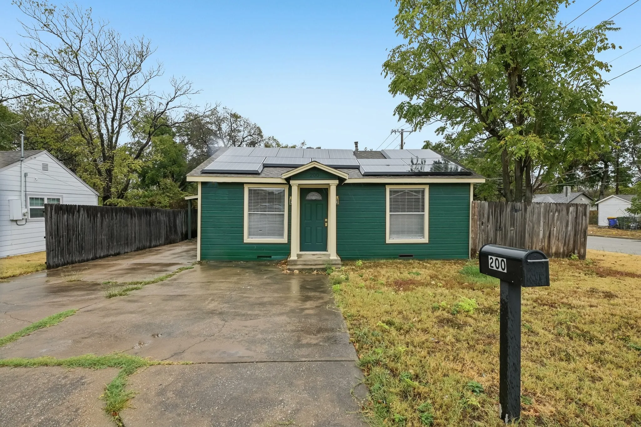Single Family Residence For Sale in Tarrant County , 200 N Roe Street, White Settlement, Texas 76108, 3 Bedroom, 2 Bathroom, Garage spaces, 1,568 Sqft, built in 1949, mls#21405334, Real Estate Agent in White Settlement, Homes For Sale in Tarrant county, Homes For Sale in White Settlement, Realtor in White Settlement Texas, Real Estate Brokerage Independent Realty Texas, Luminita Cordes Realtor