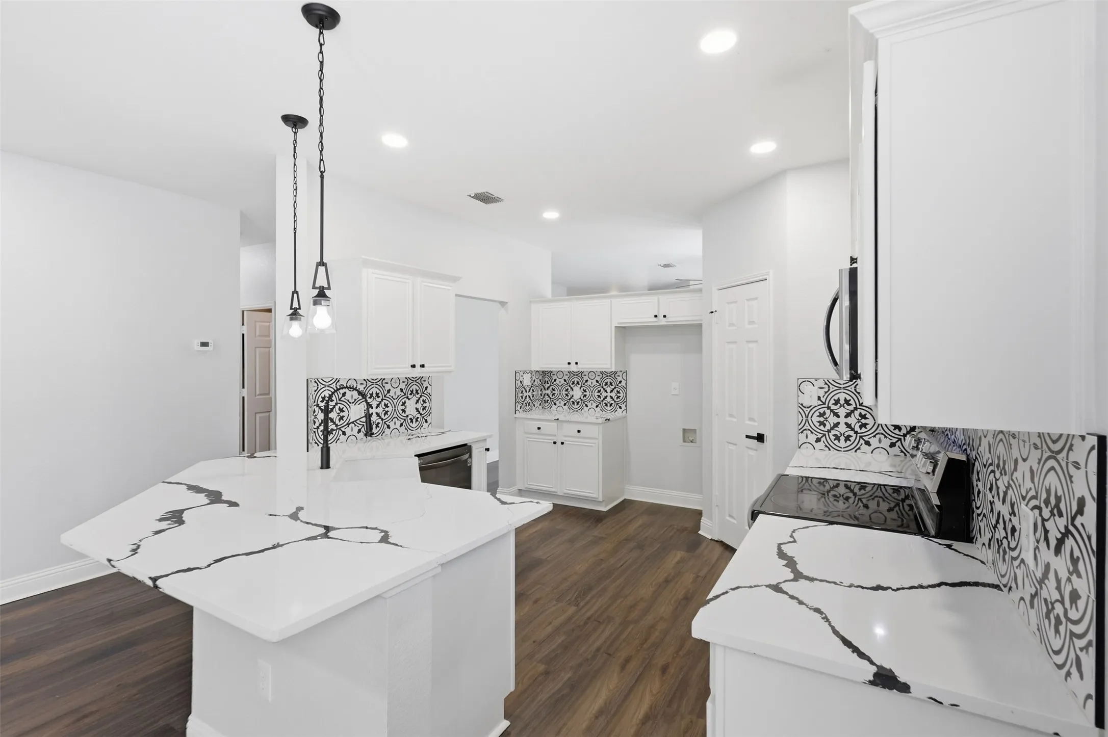Single Family Residence For Rent in Tarrant County , 315 Londonderry Lane, Mansfield, Texas 76063, 4 Bedroom, 2 Bathroom, 2 Garage spaces, 2,079 Sqft, built in 2001, mls#21405739, Real Estate Agent in Mansfield, Homes For Rent in Tarrant county, Homes For Rent in Mansfield, Realtor in Mansfield Texas, Real Estate Brokerage Independent Realty Texas, Luminita Cordes Realtor