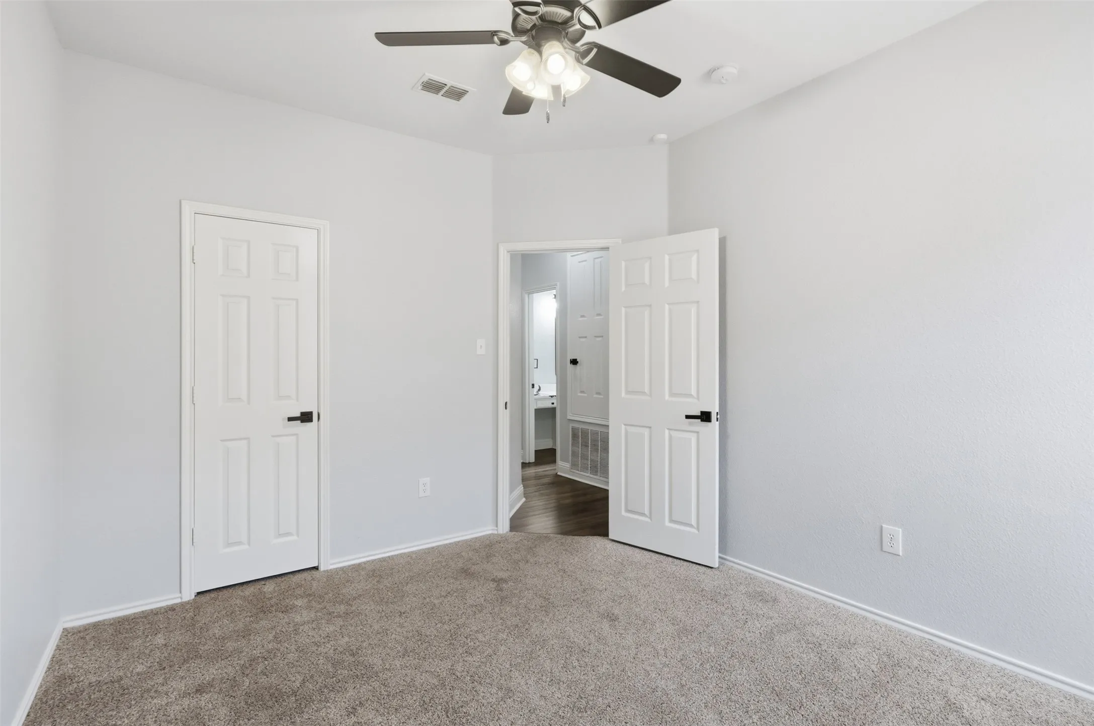 Single Family Residence For Rent in Tarrant County , 315 Londonderry Lane, Mansfield, Texas 76063, 4 Bedroom, 2 Bathroom, 2 Garage spaces, 2,079 Sqft, built in 2001, mls#21405739, Real Estate Agent in Mansfield, Homes For Rent in Tarrant county, Homes For Rent in Mansfield, Realtor in Mansfield Texas, Real Estate Brokerage Independent Realty Texas, Luminita Cordes Realtor