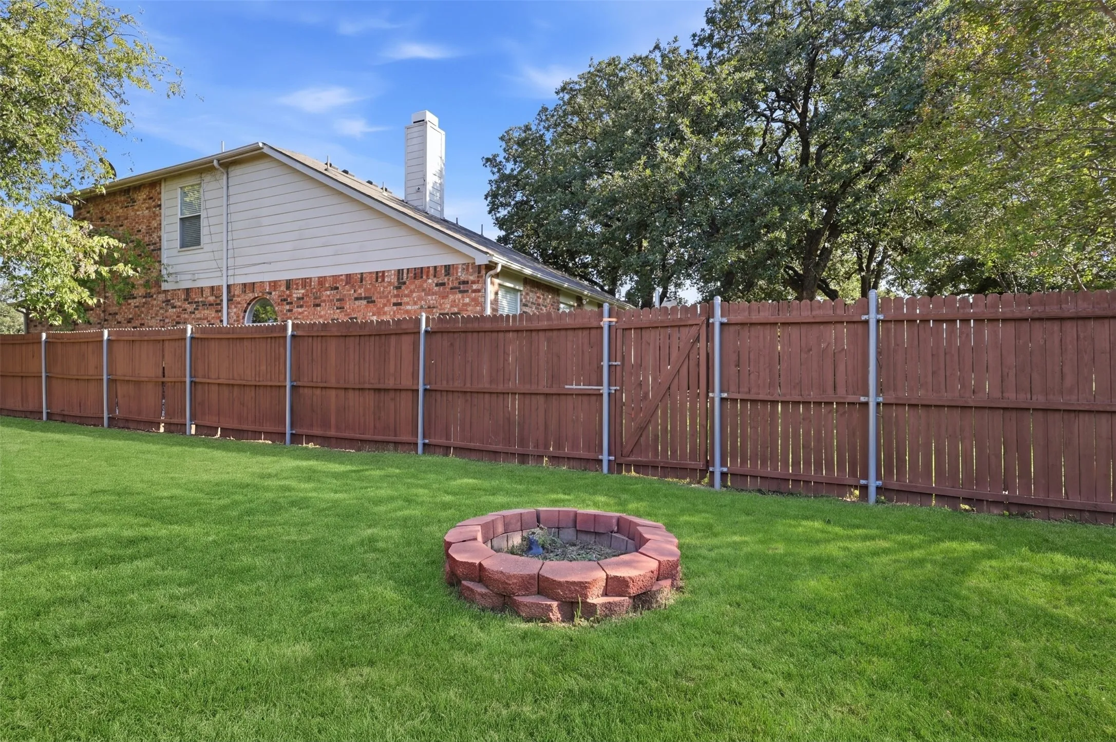 Single Family Residence For Rent in Tarrant County , 315 Londonderry Lane, Mansfield, Texas 76063, 4 Bedroom, 2 Bathroom, 2 Garage spaces, 2,079 Sqft, built in 2001, mls#21405739, Real Estate Agent in Mansfield, Homes For Rent in Tarrant county, Homes For Rent in Mansfield, Realtor in Mansfield Texas, Real Estate Brokerage Independent Realty Texas, Luminita Cordes Realtor
