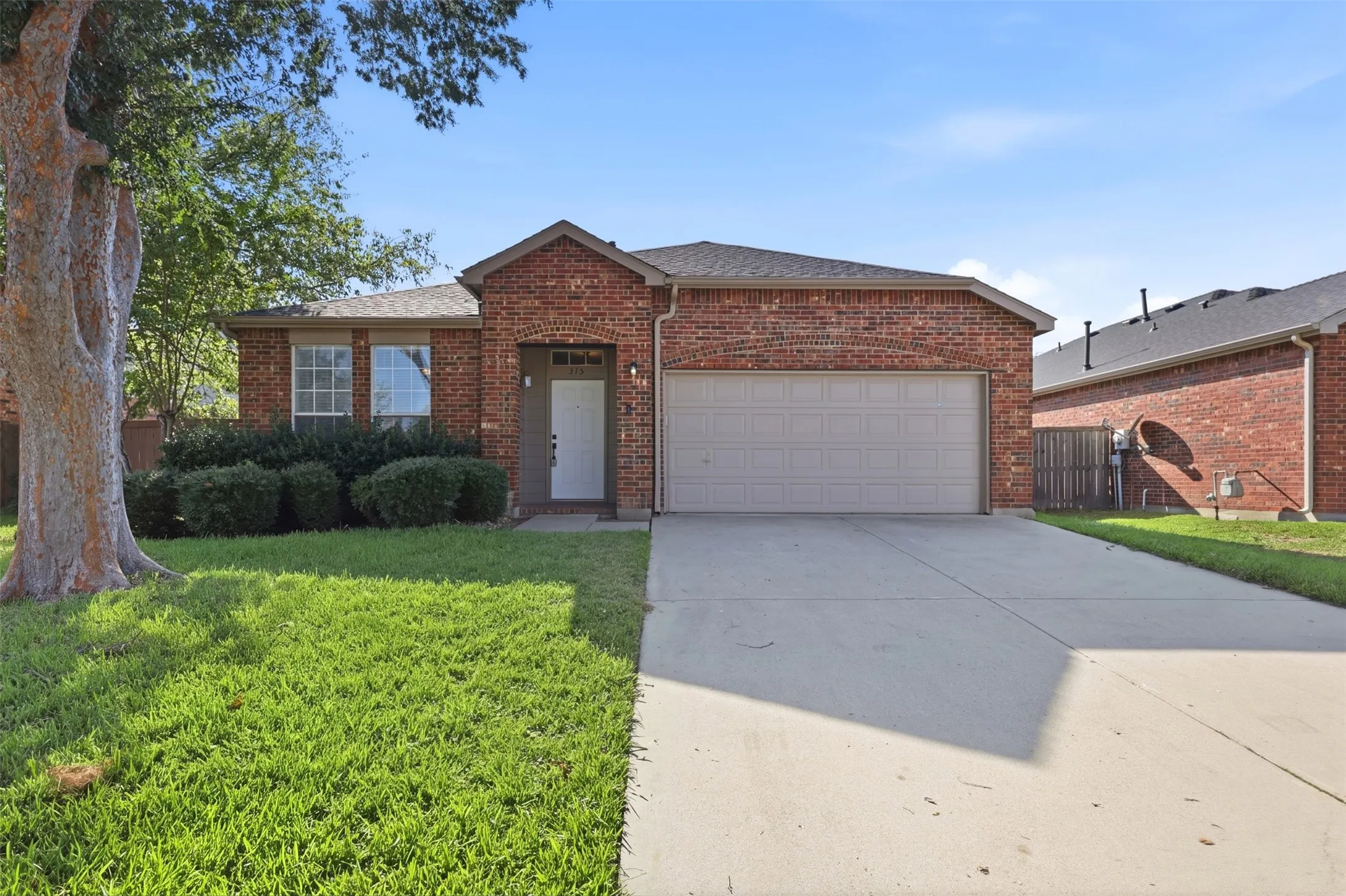 Single Family Residence For Rent in Tarrant County , 315 Londonderry Lane, Mansfield, Texas 76063, 4 Bedroom, 2 Bathroom, 2 Garage spaces, 2,079 Sqft, built in 2001, mls#21405739, Real Estate Agent in Mansfield, Homes For Rent in Tarrant county, Homes For Rent in Mansfield, Realtor in Mansfield Texas, Real Estate Brokerage Independent Realty Texas, Luminita Cordes Realtor