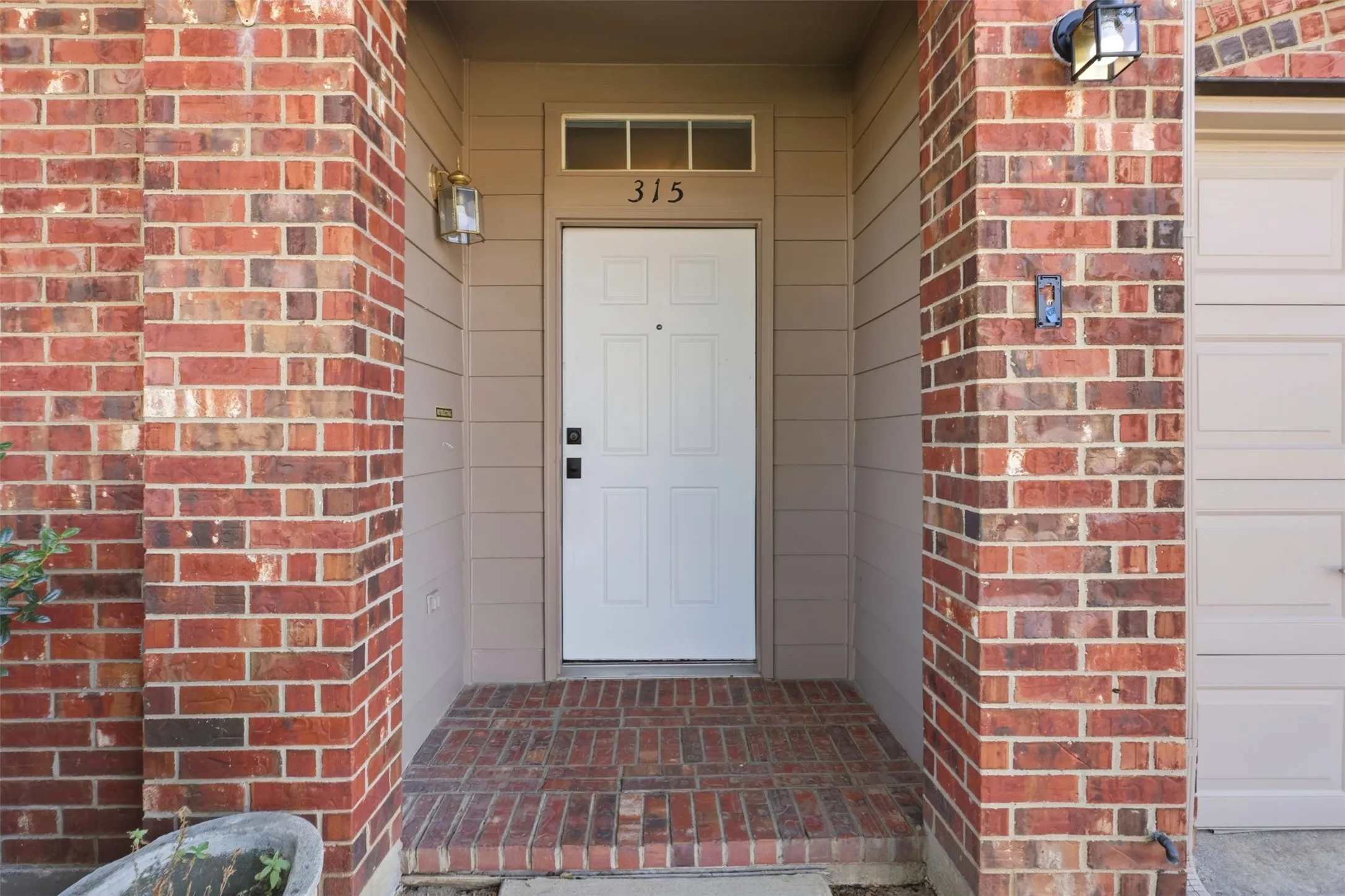 Single Family Residence For Rent in Tarrant County , 315 Londonderry Lane, Mansfield, Texas 76063, 4 Bedroom, 2 Bathroom, 2 Garage spaces, 2,079 Sqft, built in 2001, mls#21405739, Real Estate Agent in Mansfield, Homes For Rent in Tarrant county, Homes For Rent in Mansfield, Realtor in Mansfield Texas, Real Estate Brokerage Independent Realty Texas, Luminita Cordes Realtor