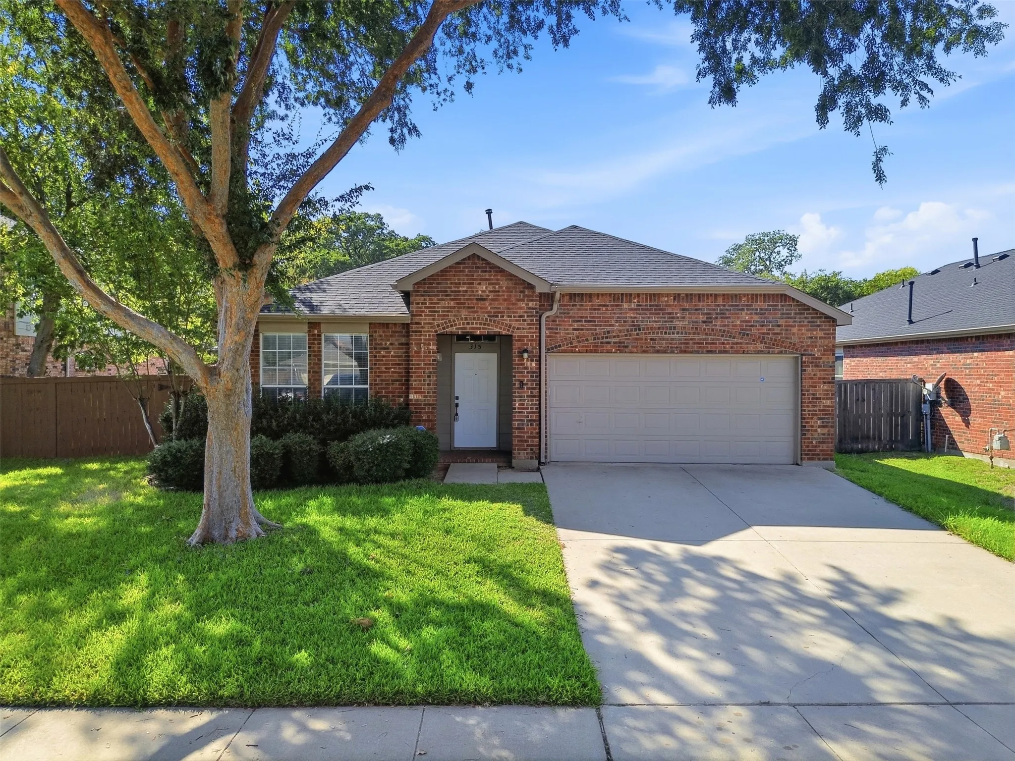 Single Family Residence For Rent in Tarrant County , 315 Londonderry Lane, Mansfield, Texas 76063, 4 Bedroom, 2 Bathroom, 2 Garage spaces, 2,079 Sqft, built in 2001, mls#21405739, Real Estate Agent in Mansfield, Homes For Rent in Tarrant county, Homes For Rent in Mansfield, Realtor in Mansfield Texas, Real Estate Brokerage Independent Realty Texas, Luminita Cordes Realtor