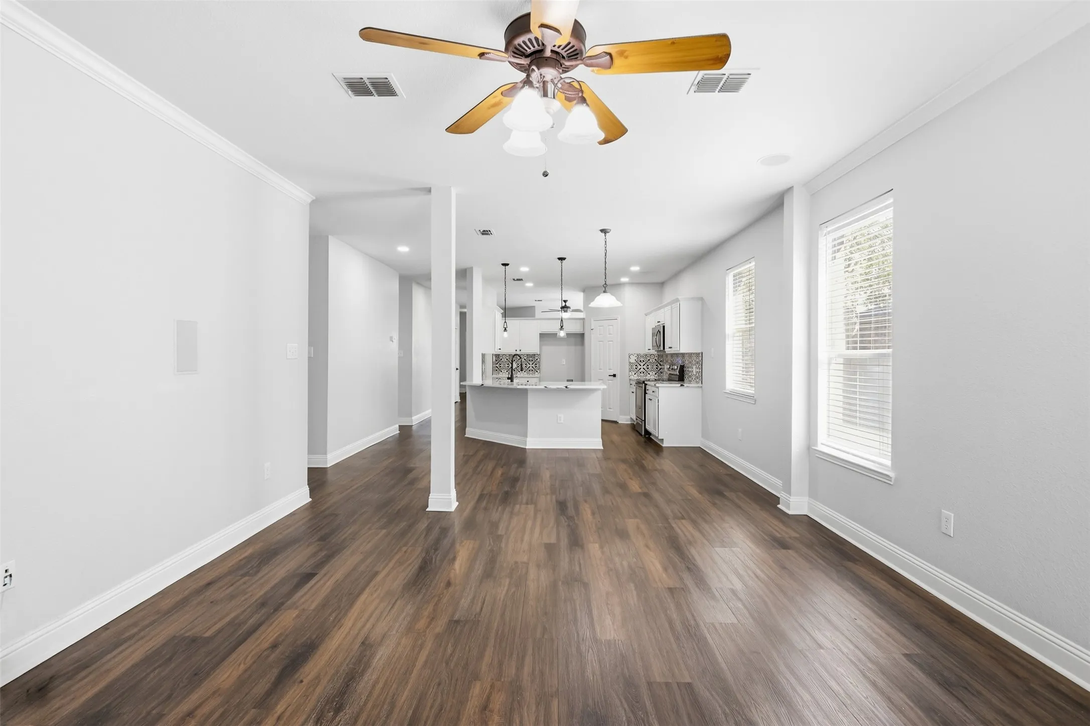 Single Family Residence For Rent in Tarrant County , 315 Londonderry Lane, Mansfield, Texas 76063, 4 Bedroom, 2 Bathroom, 2 Garage spaces, 2,079 Sqft, built in 2001, mls#21405739, Real Estate Agent in Mansfield, Homes For Rent in Tarrant county, Homes For Rent in Mansfield, Realtor in Mansfield Texas, Real Estate Brokerage Independent Realty Texas, Luminita Cordes Realtor