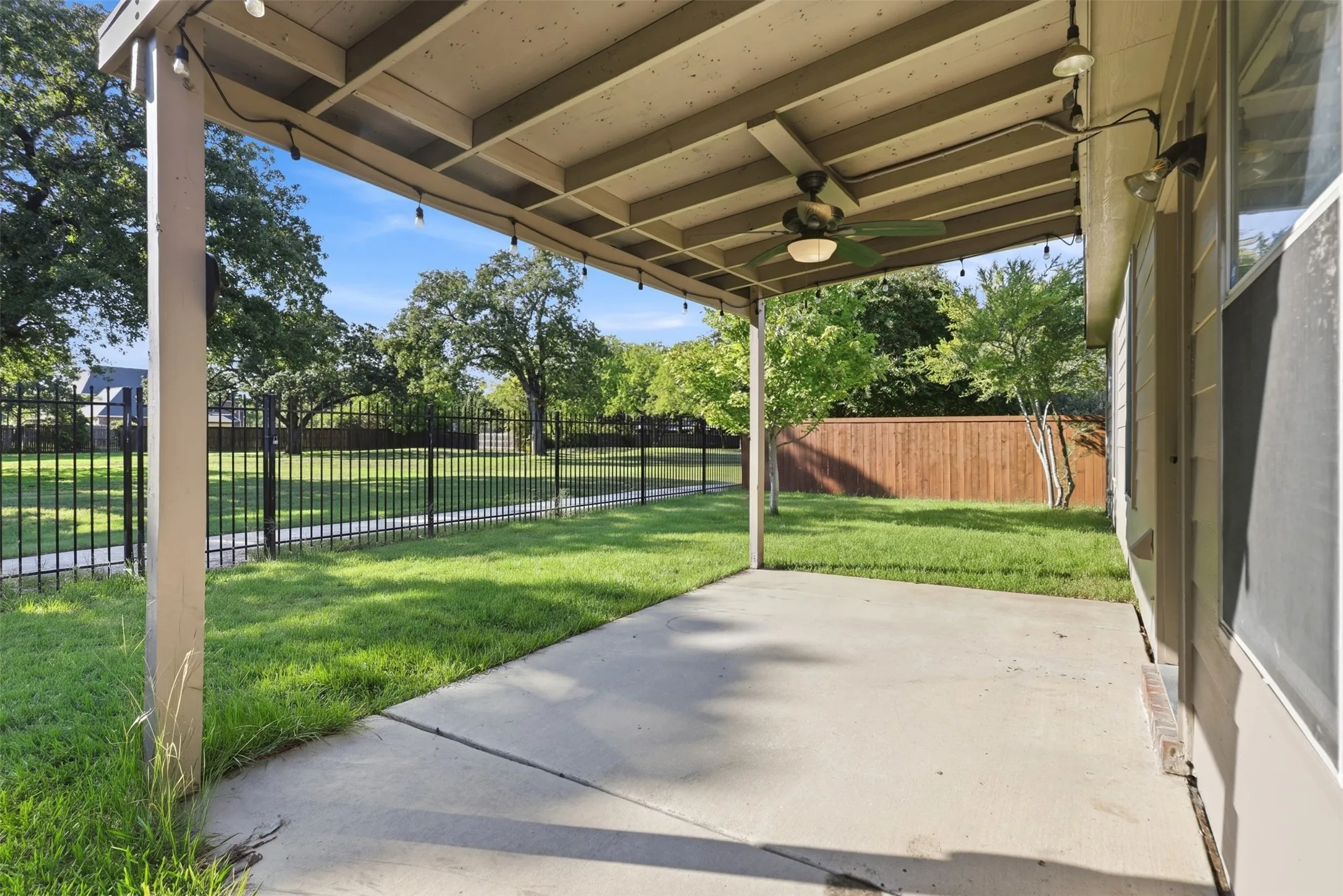 Single Family Residence For Rent in Tarrant County , 315 Londonderry Lane, Mansfield, Texas 76063, 4 Bedroom, 2 Bathroom, 2 Garage spaces, 2,079 Sqft, built in 2001, mls#21405739, Real Estate Agent in Mansfield, Homes For Rent in Tarrant county, Homes For Rent in Mansfield, Realtor in Mansfield Texas, Real Estate Brokerage Independent Realty Texas, Luminita Cordes Realtor