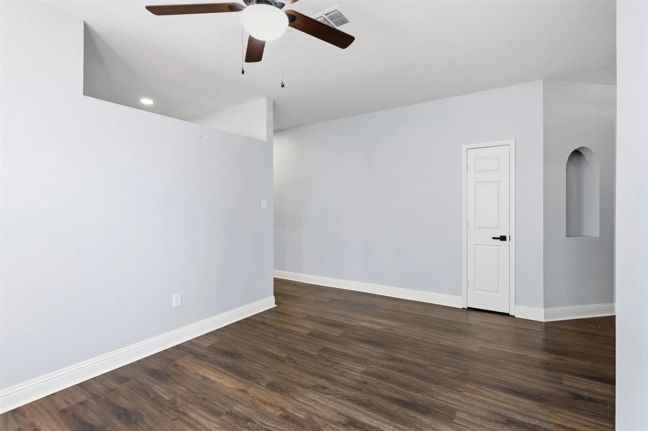 Single Family Residence For Rent in Tarrant County , 315 Londonderry Lane, Mansfield, Texas 76063, 4 Bedroom, 2 Bathroom, 2 Garage spaces, 2,079 Sqft, built in 2001, mls#21405739, Real Estate Agent in Mansfield, Homes For Rent in Tarrant county, Homes For Rent in Mansfield, Realtor in Mansfield Texas, Real Estate Brokerage Independent Realty Texas, Luminita Cordes Realtor