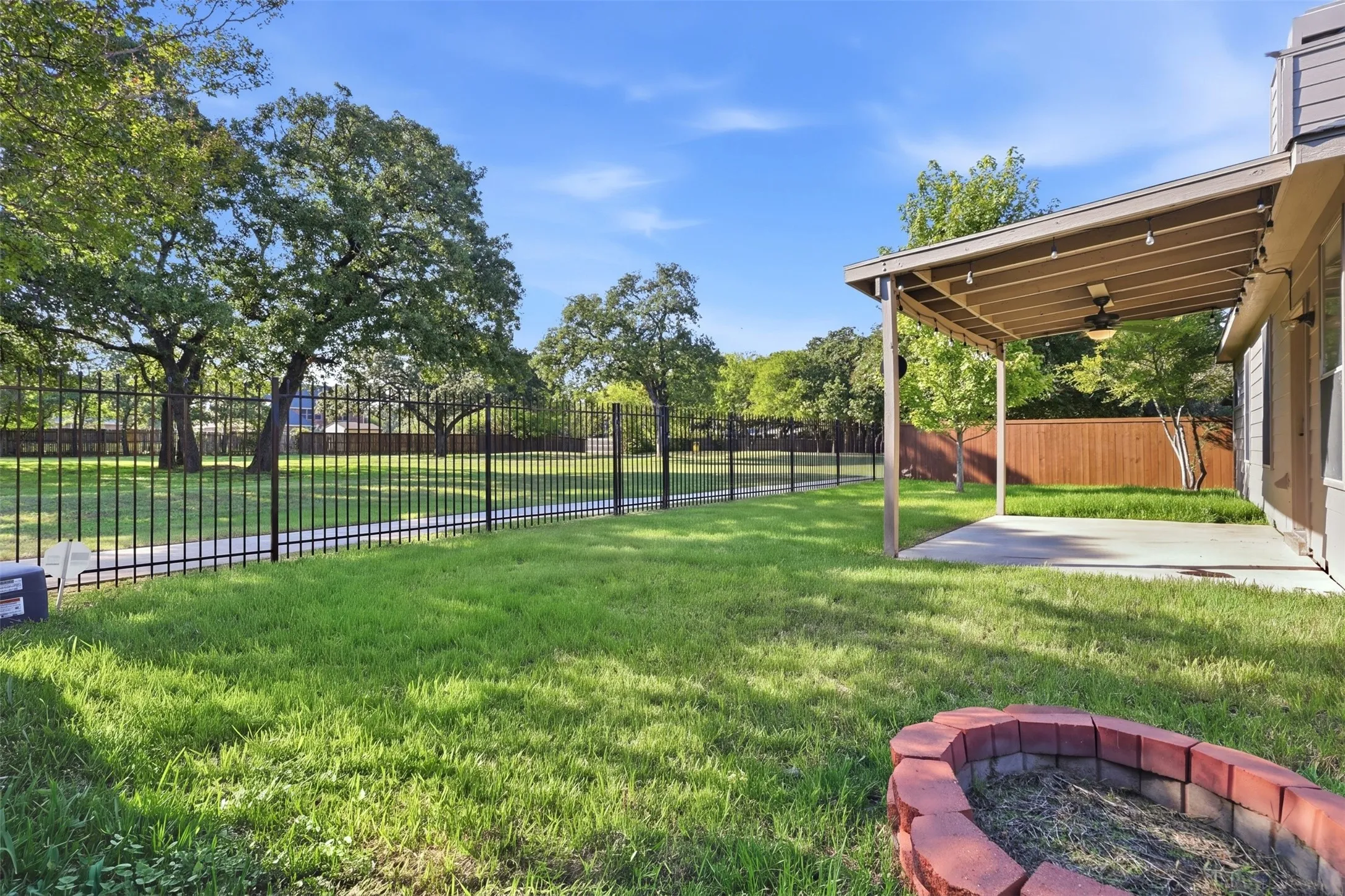 Single Family Residence For Rent in Tarrant County , 315 Londonderry Lane, Mansfield, Texas 76063, 4 Bedroom, 2 Bathroom, 2 Garage spaces, 2,079 Sqft, built in 2001, mls#21405739, Real Estate Agent in Mansfield, Homes For Rent in Tarrant county, Homes For Rent in Mansfield, Realtor in Mansfield Texas, Real Estate Brokerage Independent Realty Texas, Luminita Cordes Realtor