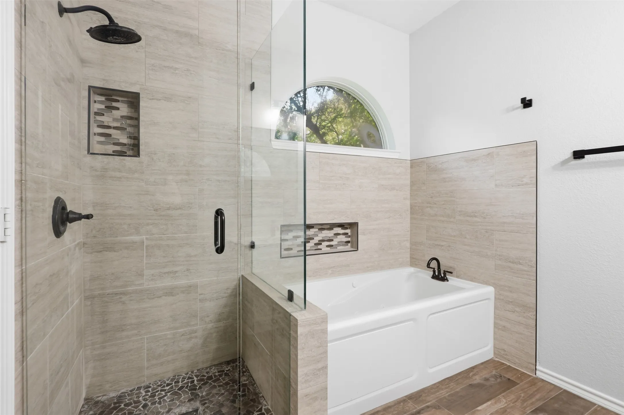 Single Family Residence For Rent in Tarrant County , 315 Londonderry Lane, Mansfield, Texas 76063, 4 Bedroom, 2 Bathroom, 2 Garage spaces, 2,079 Sqft, built in 2001, mls#21405739, Real Estate Agent in Mansfield, Homes For Rent in Tarrant county, Homes For Rent in Mansfield, Realtor in Mansfield Texas, Real Estate Brokerage Independent Realty Texas, Luminita Cordes Realtor
