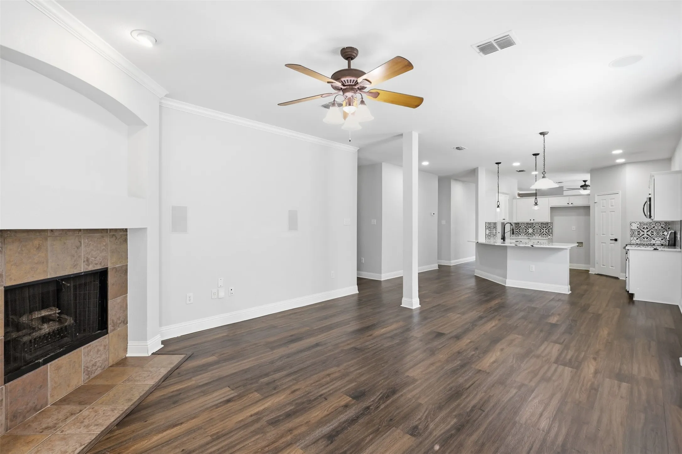 Single Family Residence For Rent in Tarrant County , 315 Londonderry Lane, Mansfield, Texas 76063, 4 Bedroom, 2 Bathroom, 2 Garage spaces, 2,079 Sqft, built in 2001, mls#21405739, Real Estate Agent in Mansfield, Homes For Rent in Tarrant county, Homes For Rent in Mansfield, Realtor in Mansfield Texas, Real Estate Brokerage Independent Realty Texas, Luminita Cordes Realtor