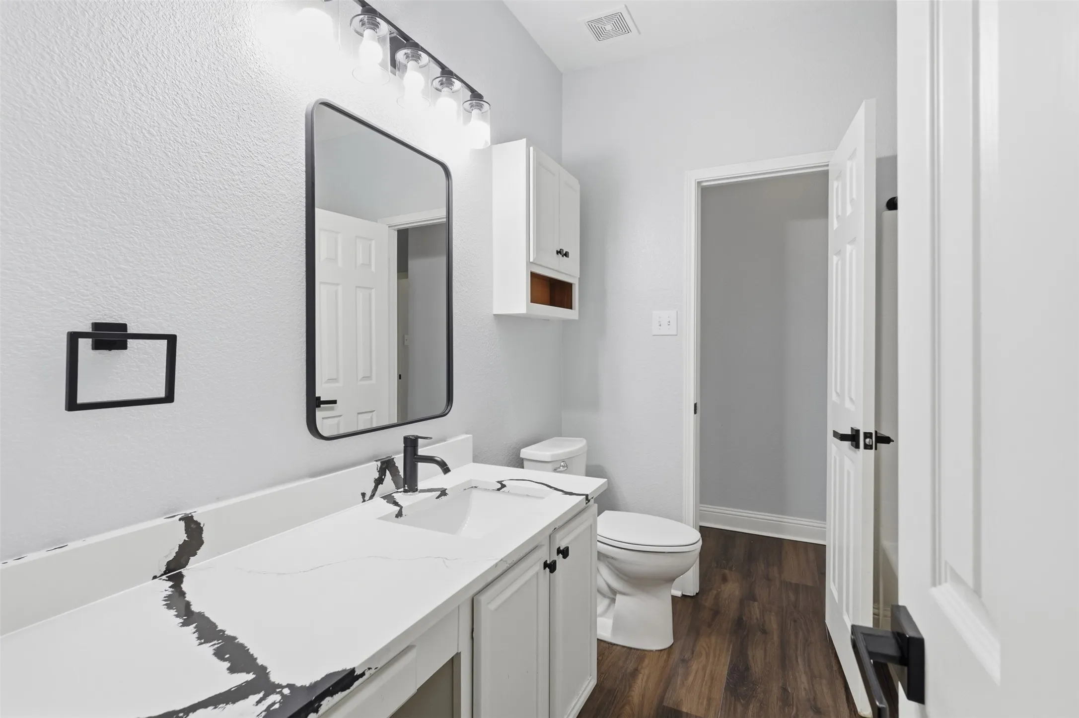 Single Family Residence For Rent in Tarrant County , 315 Londonderry Lane, Mansfield, Texas 76063, 4 Bedroom, 2 Bathroom, 2 Garage spaces, 2,079 Sqft, built in 2001, mls#21405739, Real Estate Agent in Mansfield, Homes For Rent in Tarrant county, Homes For Rent in Mansfield, Realtor in Mansfield Texas, Real Estate Brokerage Independent Realty Texas, Luminita Cordes Realtor