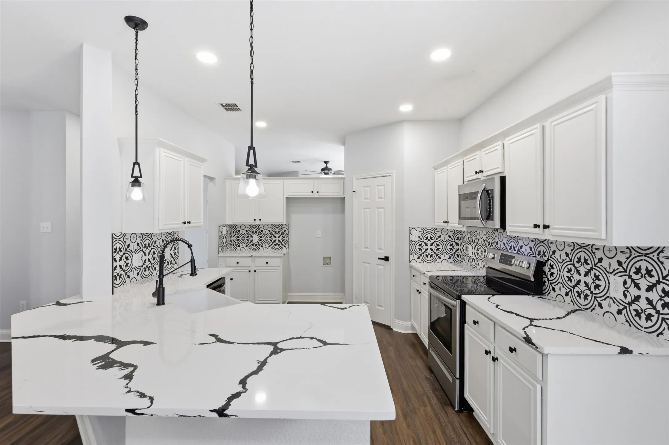Single Family Residence For Rent in Tarrant County , 315 Londonderry Lane, Mansfield, Texas 76063, 4 Bedroom, 2 Bathroom, 2 Garage spaces, 2,079 Sqft, built in 2001, mls#21405739, Real Estate Agent in Mansfield, Homes For Rent in Tarrant county, Homes For Rent in Mansfield, Realtor in Mansfield Texas, Real Estate Brokerage Independent Realty Texas, Luminita Cordes Realtor