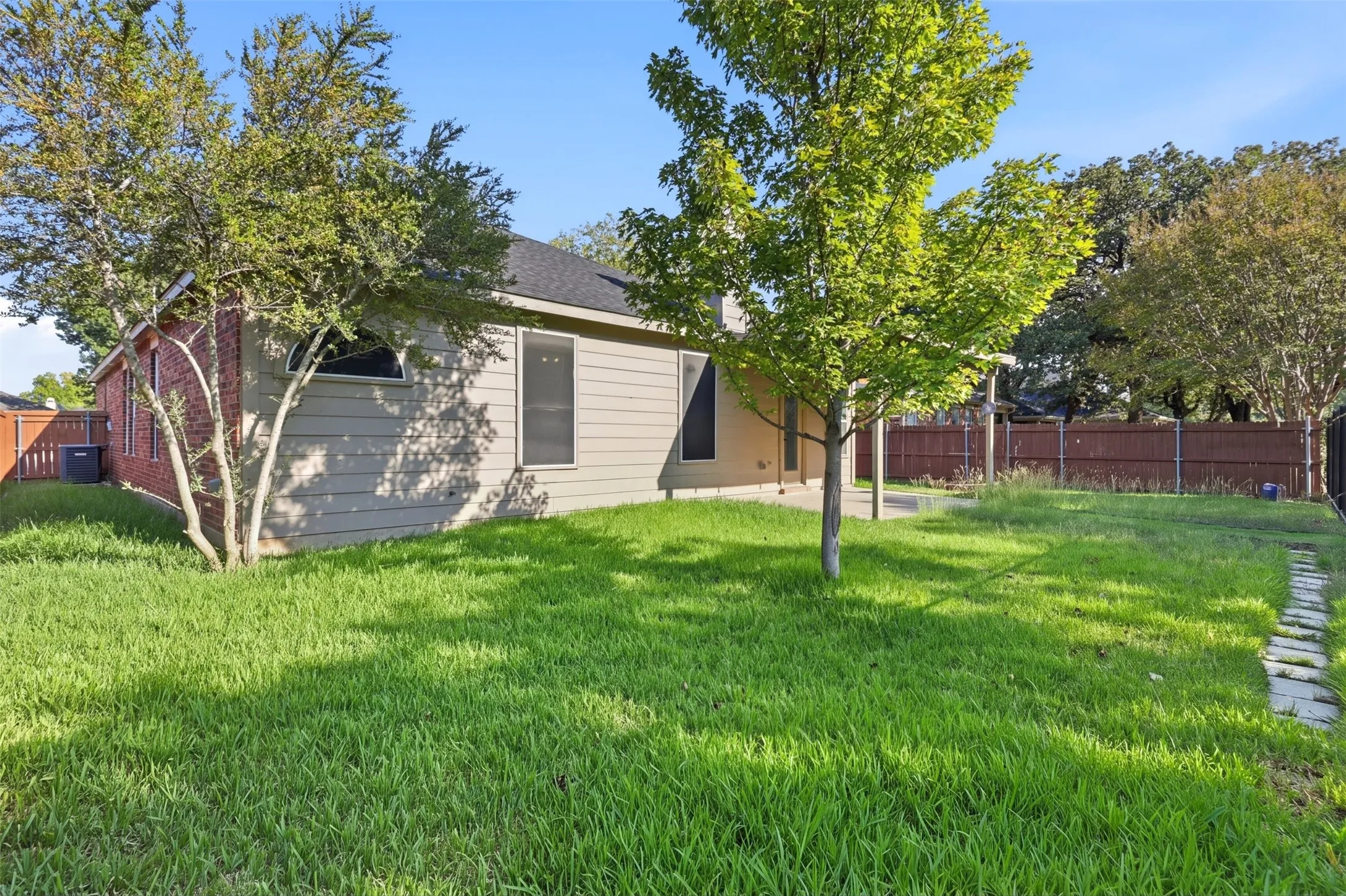 Single Family Residence For Rent in Tarrant County , 315 Londonderry Lane, Mansfield, Texas 76063, 4 Bedroom, 2 Bathroom, 2 Garage spaces, 2,079 Sqft, built in 2001, mls#21405739, Real Estate Agent in Mansfield, Homes For Rent in Tarrant county, Homes For Rent in Mansfield, Realtor in Mansfield Texas, Real Estate Brokerage Independent Realty Texas, Luminita Cordes Realtor