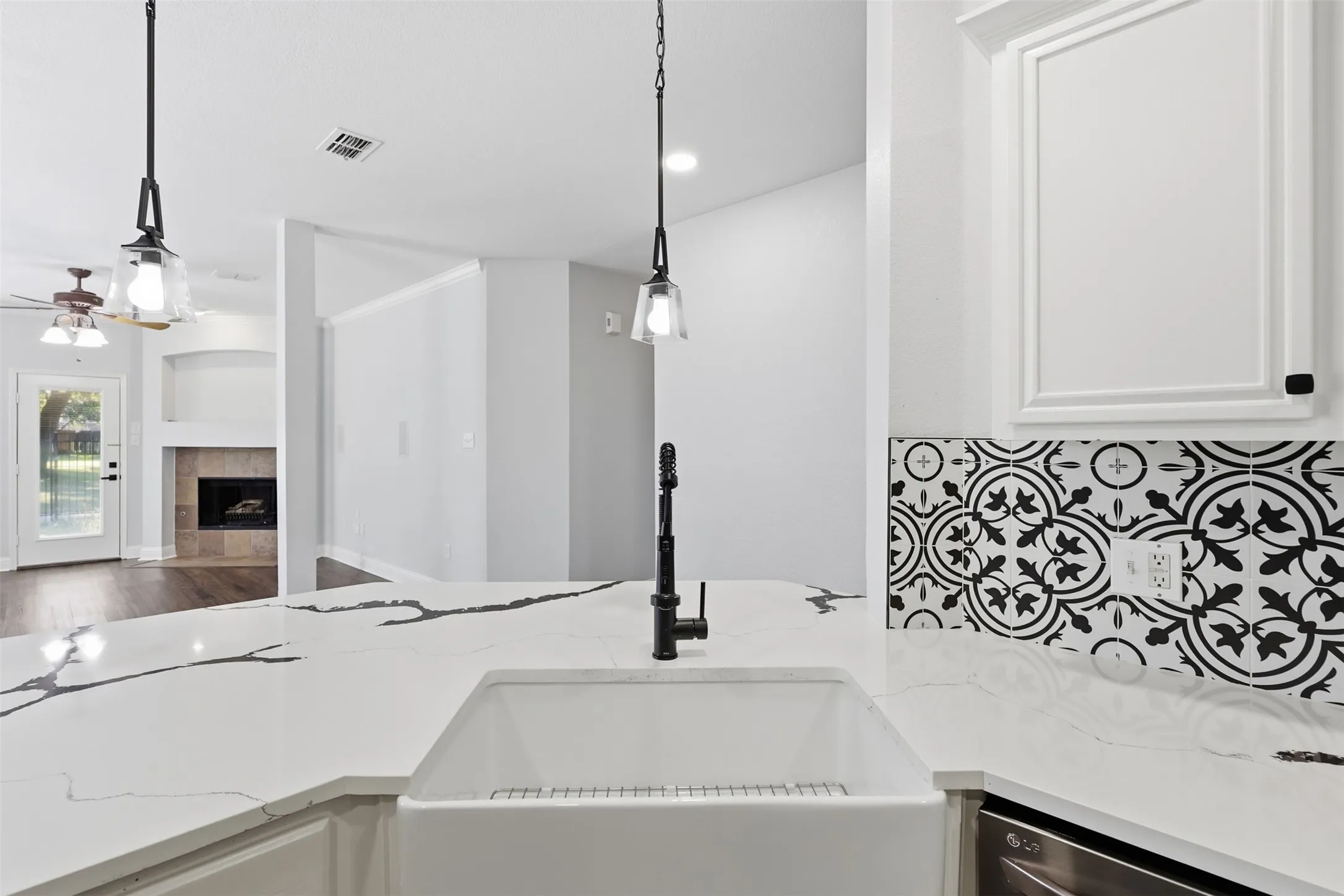 Single Family Residence For Rent in Tarrant County , 315 Londonderry Lane, Mansfield, Texas 76063, 4 Bedroom, 2 Bathroom, 2 Garage spaces, 2,079 Sqft, built in 2001, mls#21405739, Real Estate Agent in Mansfield, Homes For Rent in Tarrant county, Homes For Rent in Mansfield, Realtor in Mansfield Texas, Real Estate Brokerage Independent Realty Texas, Luminita Cordes Realtor