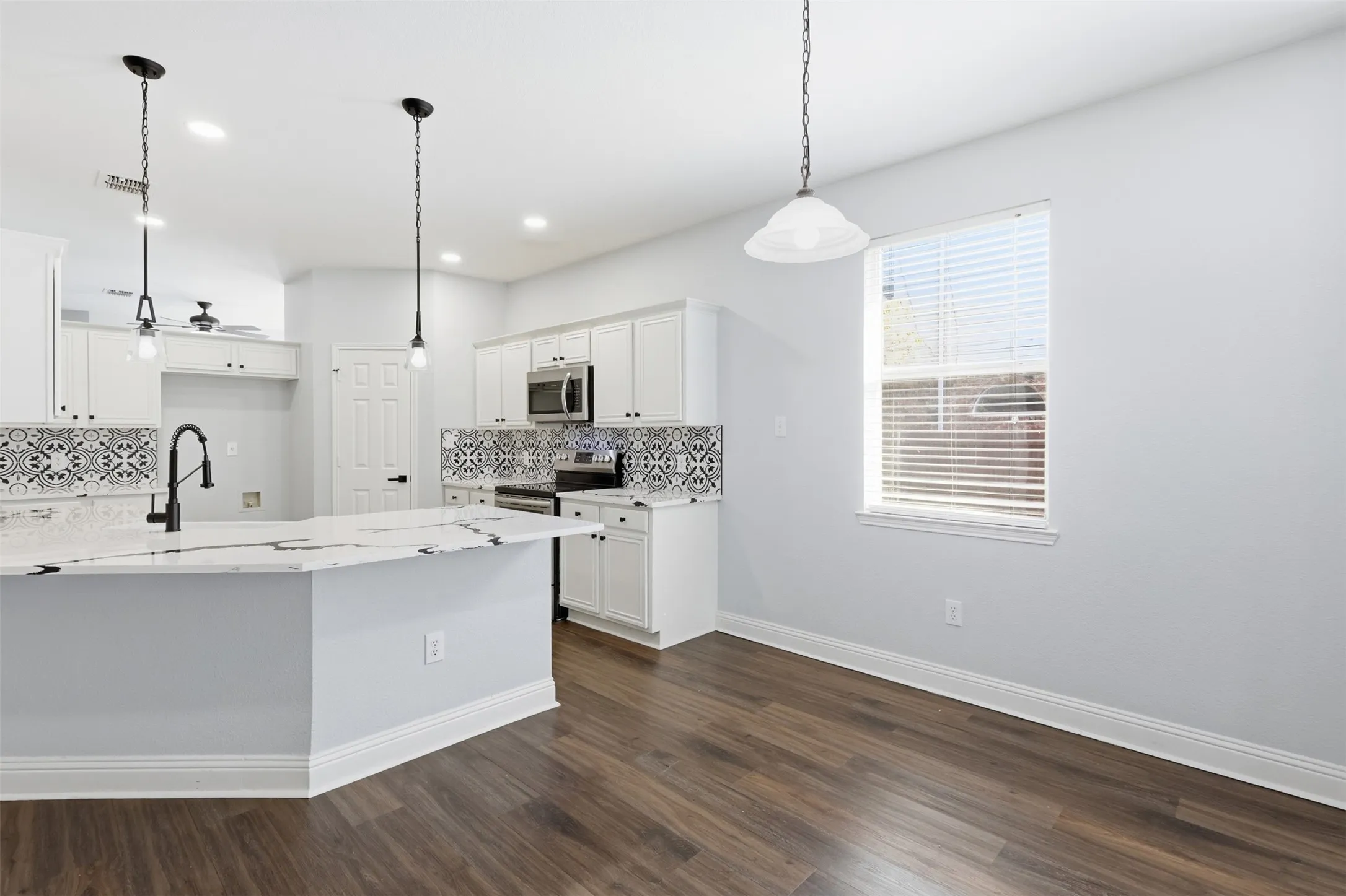 Single Family Residence For Rent in Tarrant County , 315 Londonderry Lane, Mansfield, Texas 76063, 4 Bedroom, 2 Bathroom, 2 Garage spaces, 2,079 Sqft, built in 2001, mls#21405739, Real Estate Agent in Mansfield, Homes For Rent in Tarrant county, Homes For Rent in Mansfield, Realtor in Mansfield Texas, Real Estate Brokerage Independent Realty Texas, Luminita Cordes Realtor
