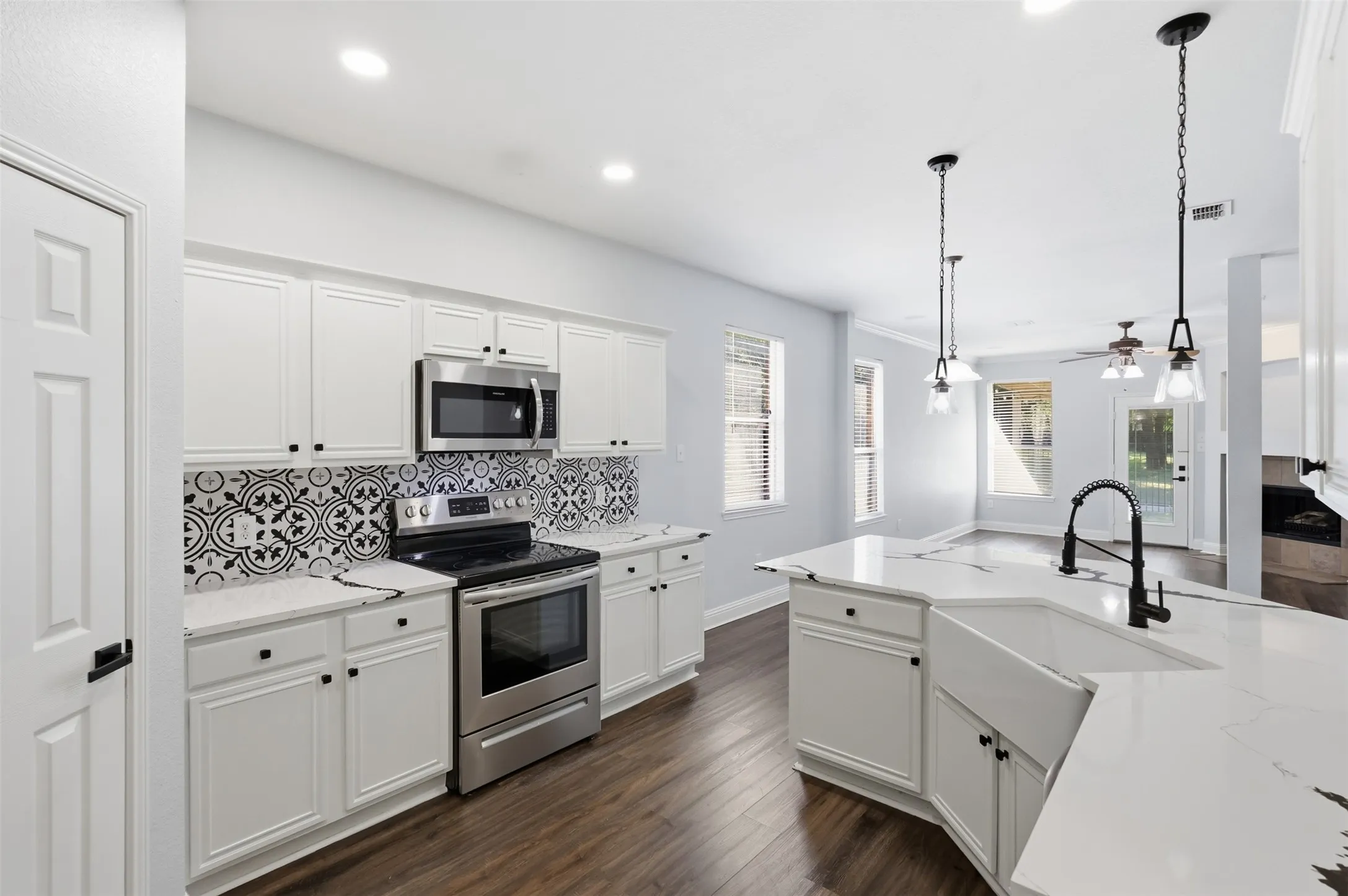 Single Family Residence For Rent in Tarrant County , 315 Londonderry Lane, Mansfield, Texas 76063, 4 Bedroom, 2 Bathroom, 2 Garage spaces, 2,079 Sqft, built in 2001, mls#21405739, Real Estate Agent in Mansfield, Homes For Rent in Tarrant county, Homes For Rent in Mansfield, Realtor in Mansfield Texas, Real Estate Brokerage Independent Realty Texas, Luminita Cordes Realtor