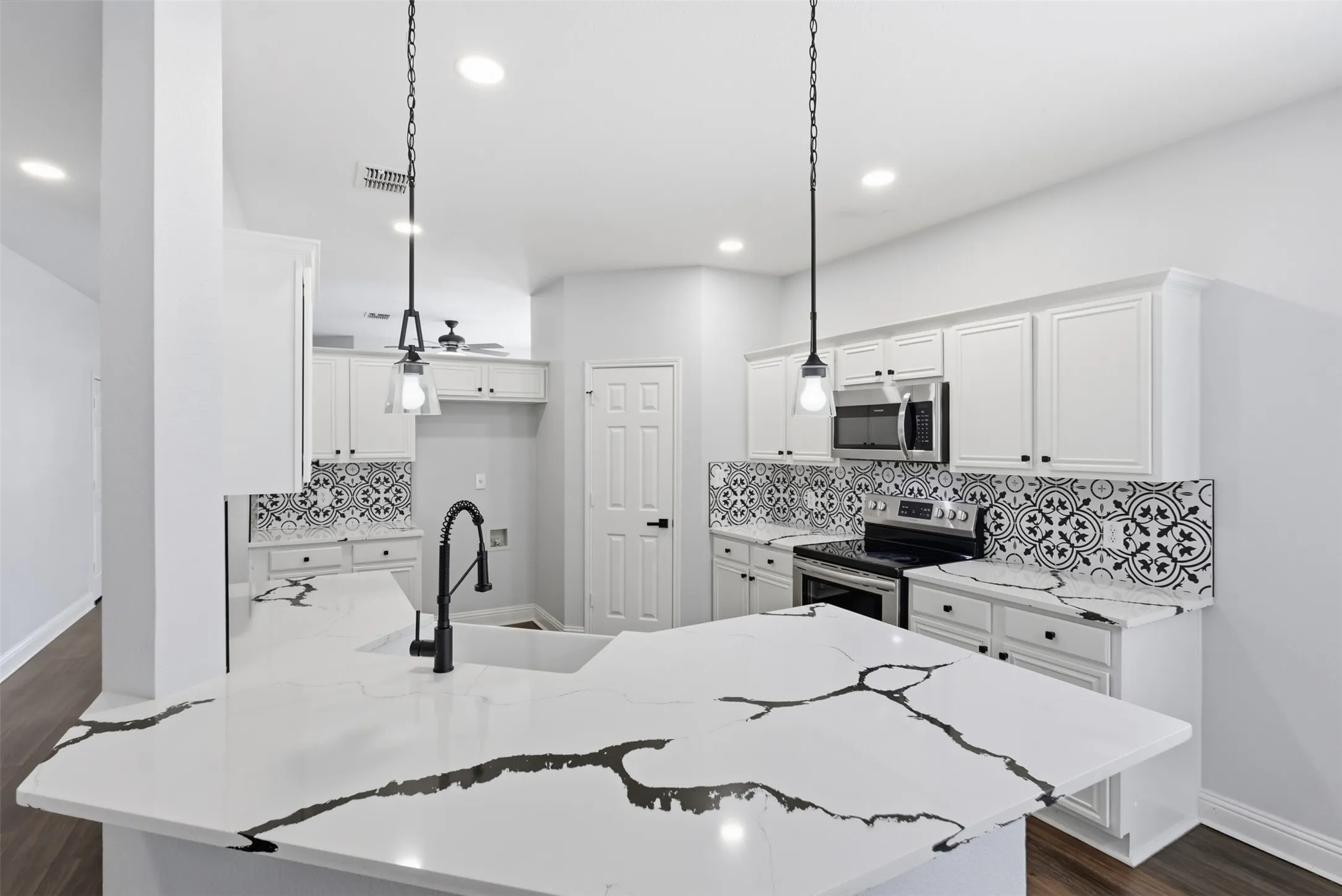 Single Family Residence For Rent in Tarrant County , 315 Londonderry Lane, Mansfield, Texas 76063, 4 Bedroom, 2 Bathroom, 2 Garage spaces, 2,079 Sqft, built in 2001, mls#21405739, Real Estate Agent in Mansfield, Homes For Rent in Tarrant county, Homes For Rent in Mansfield, Realtor in Mansfield Texas, Real Estate Brokerage Independent Realty Texas, Luminita Cordes Realtor