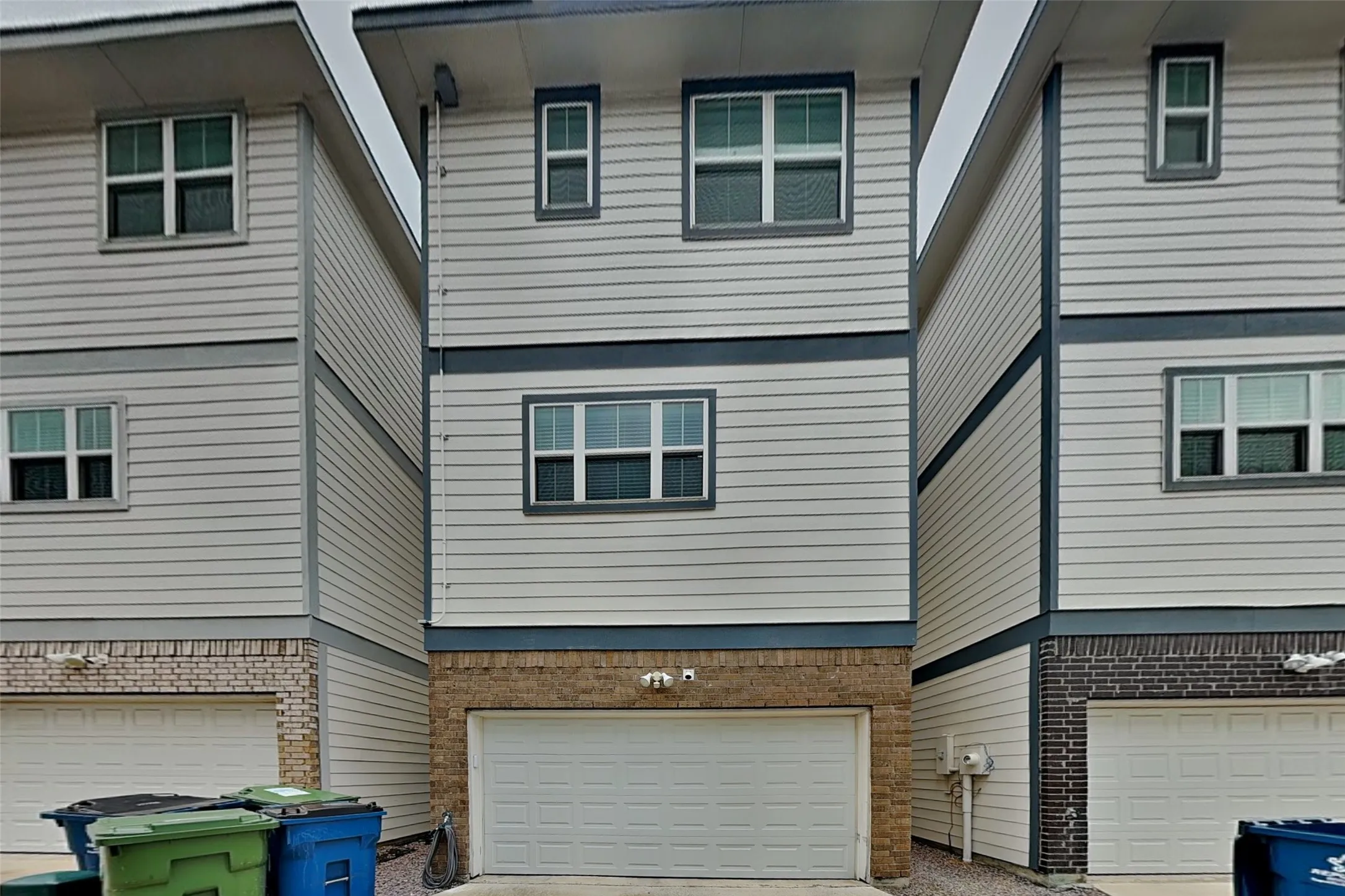 Townhouse For Rent in Denton County , 217 S Village Way, Lewisville, Texas 75057, 3 Bedroom, 4 Bathroom, 2 Garage spaces, 1,828 Sqft, built in 2019, mls#21408560, Real Estate Agent in Lewisville, Homes For Rent in Denton county, Homes For Rent in Lewisville, Realtor in Lewisville Texas, Real Estate Brokerage Independent Realty Texas, Luminita Cordes Realtor