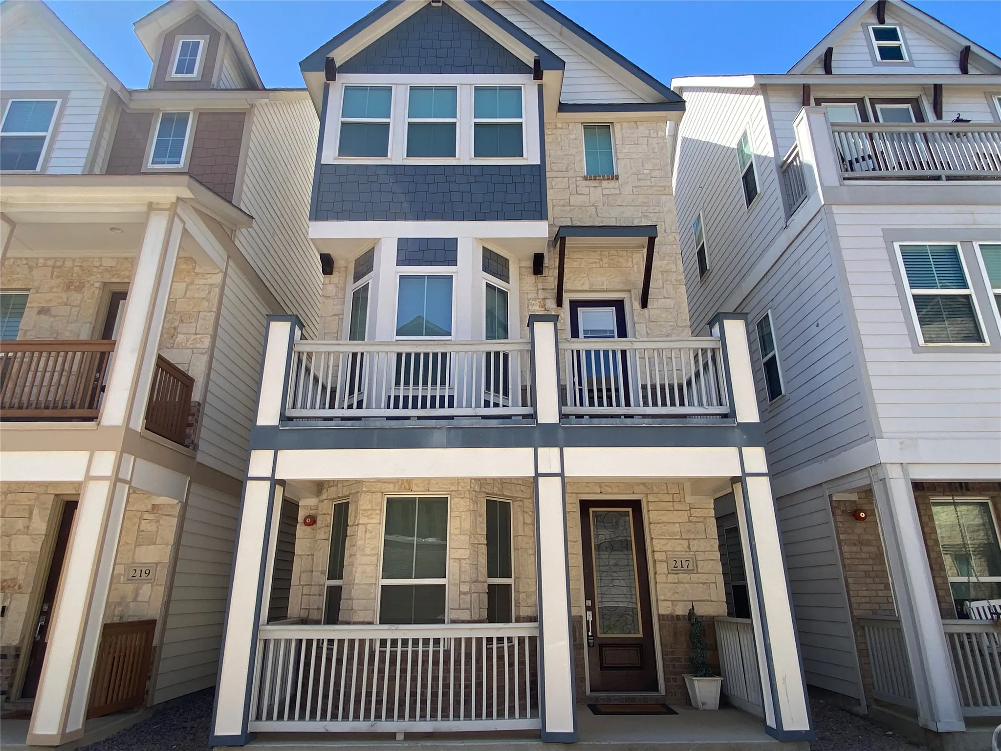 Townhouse For Rent in Denton County , 217 S Village Way, Lewisville, Texas 75057, 3 Bedroom, 4 Bathroom, 2 Garage spaces, 1,828 Sqft, built in 2019, mls#21408560, Real Estate Agent in Lewisville, Homes For Rent in Denton county, Homes For Rent in Lewisville, Realtor in Lewisville Texas, Real Estate Brokerage Independent Realty Texas, Luminita Cordes Realtor