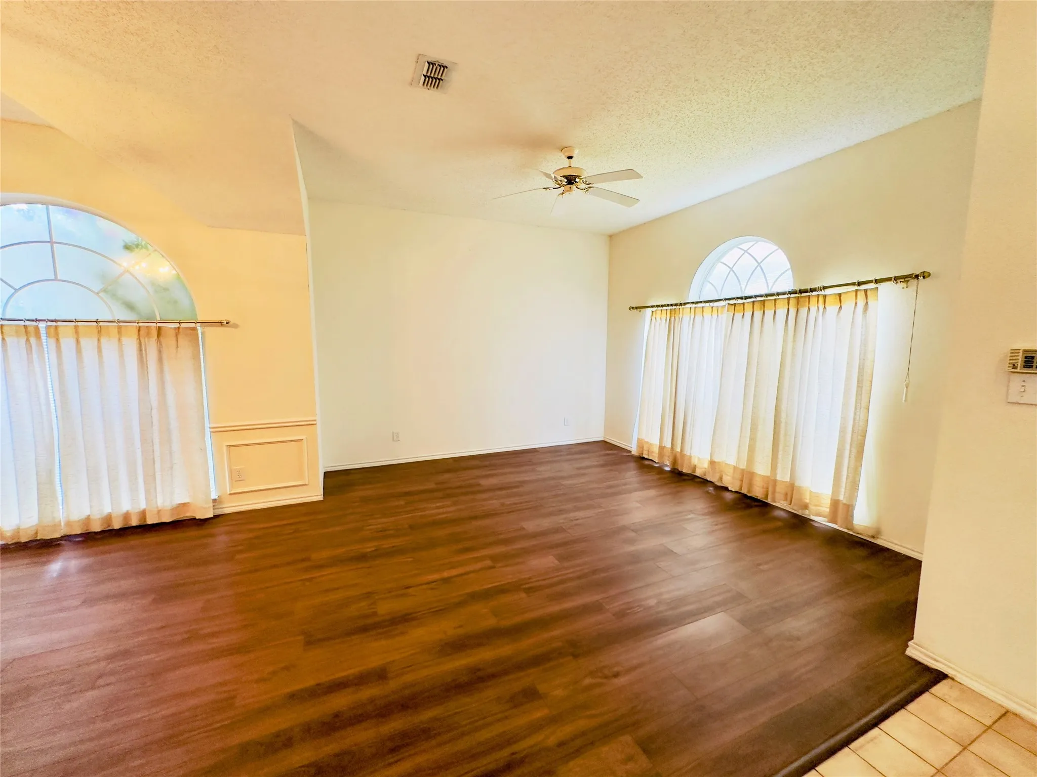 Single Family Residence For Rent in Dallas County , 4002 Stonecastle Drive, Garland, Texas 75044, 4 Bedroom, 2 Bathroom, 2 Garage spaces, 1,825 Sqft, built in 1991, mls#21408561, Real Estate Agent in Garland, Homes For Rent in Dallas county, Homes For Rent in Garland, Realtor in Garland Texas, Real Estate Brokerage Independent Realty Texas, Luminita Cordes Realtor
