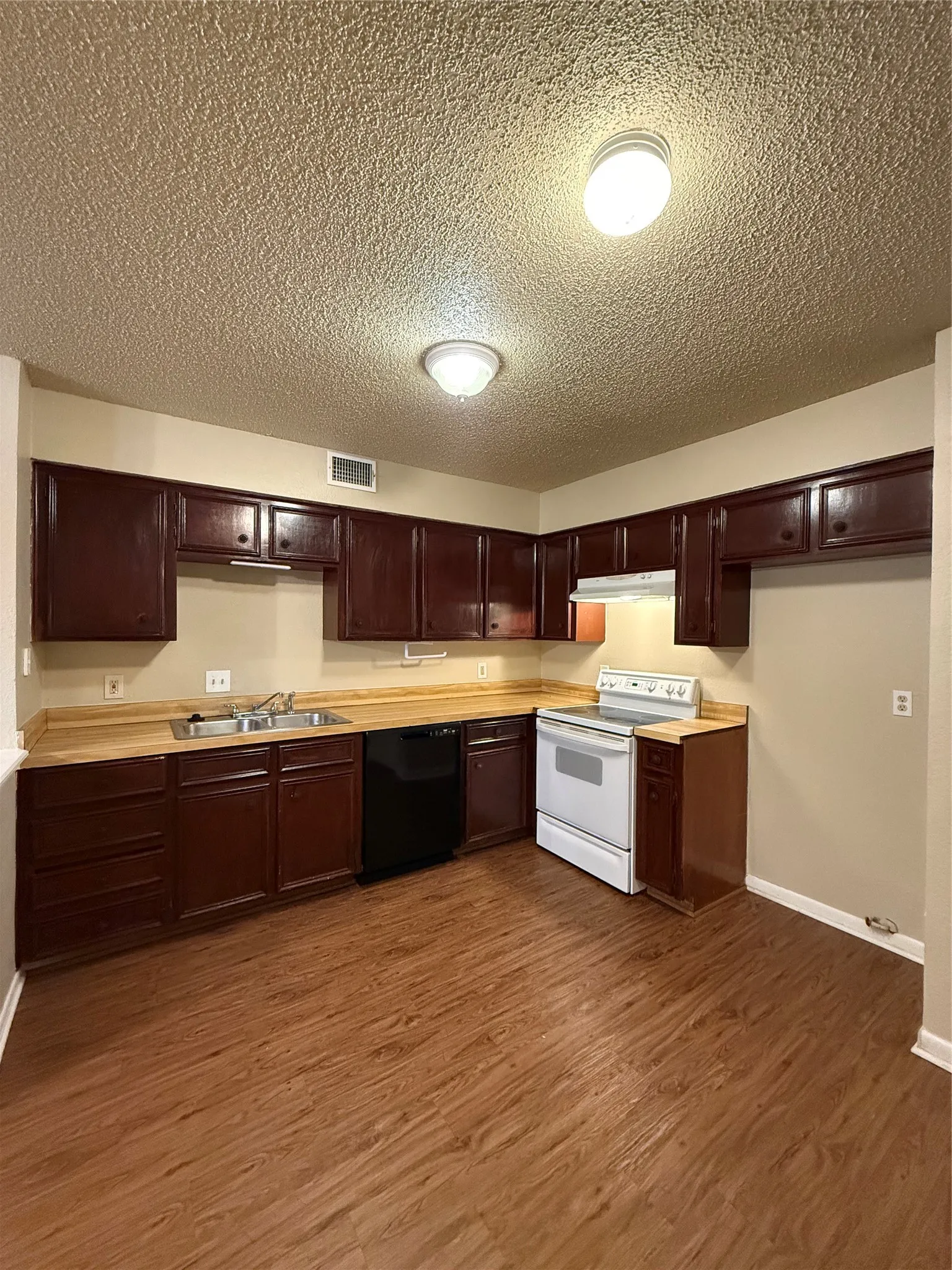 Townhouse For Sale in Tarrant County , 513 S Las Vegas Trail, White Settlement, Texas 76108, 3 Bedroom, 2 Bathroom, 2 Garage spaces, 1,319 Sqft, built in 1983, mls#21408556, Real Estate Agent in White Settlement, Homes For Sale in Tarrant county, Homes For Sale in White Settlement, Realtor in White Settlement Texas, Real Estate Brokerage Independent Realty Texas, Luminita Cordes Realtor