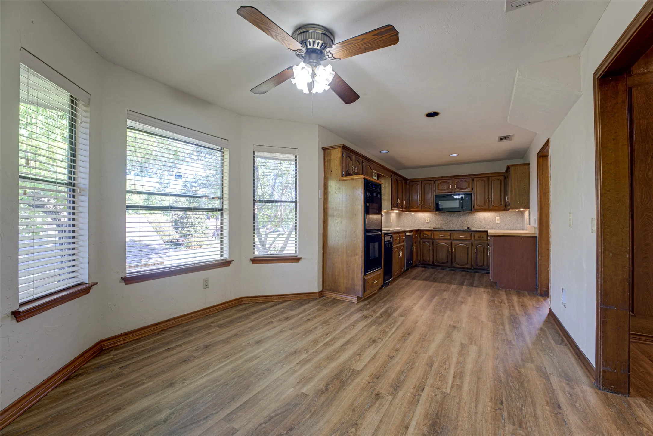 Single Family Residence For Rent in Rockwall County , 10 Cypress Court, Heath, Texas 75032, 4 Bedroom, 2 Bathroom, 2 Garage spaces, 2,539 Sqft, built in 1987, mls#21407016, Real Estate Agent in Heath, Homes For Rent in Rockwall county, Homes For Rent in Heath, Realtor in Heath Texas, Real Estate Brokerage Independent Realty Texas, Luminita Cordes Realtor