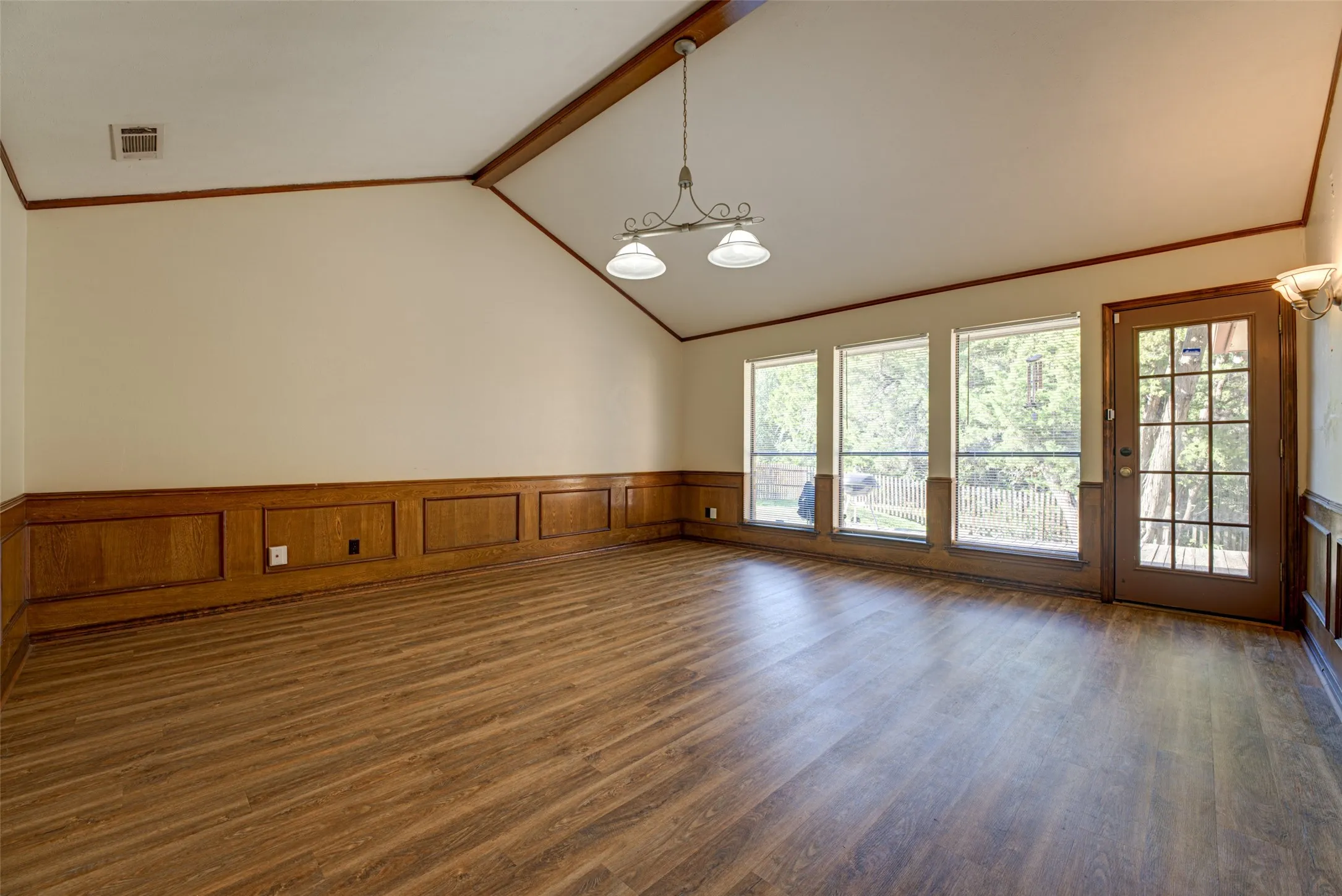Single Family Residence For Rent in Rockwall County , 10 Cypress Court, Heath, Texas 75032, 4 Bedroom, 2 Bathroom, 2 Garage spaces, 2,539 Sqft, built in 1987, mls#21407016, Real Estate Agent in Heath, Homes For Rent in Rockwall county, Homes For Rent in Heath, Realtor in Heath Texas, Real Estate Brokerage Independent Realty Texas, Luminita Cordes Realtor