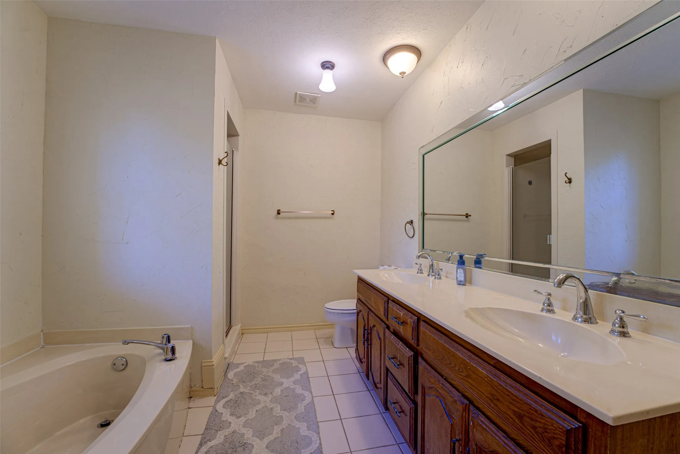 Single Family Residence For Rent in Rockwall County , 10 Cypress Court, Heath, Texas 75032, 4 Bedroom, 2 Bathroom, 2 Garage spaces, 2,539 Sqft, built in 1987, mls#21407016, Real Estate Agent in Heath, Homes For Rent in Rockwall county, Homes For Rent in Heath, Realtor in Heath Texas, Real Estate Brokerage Independent Realty Texas, Luminita Cordes Realtor