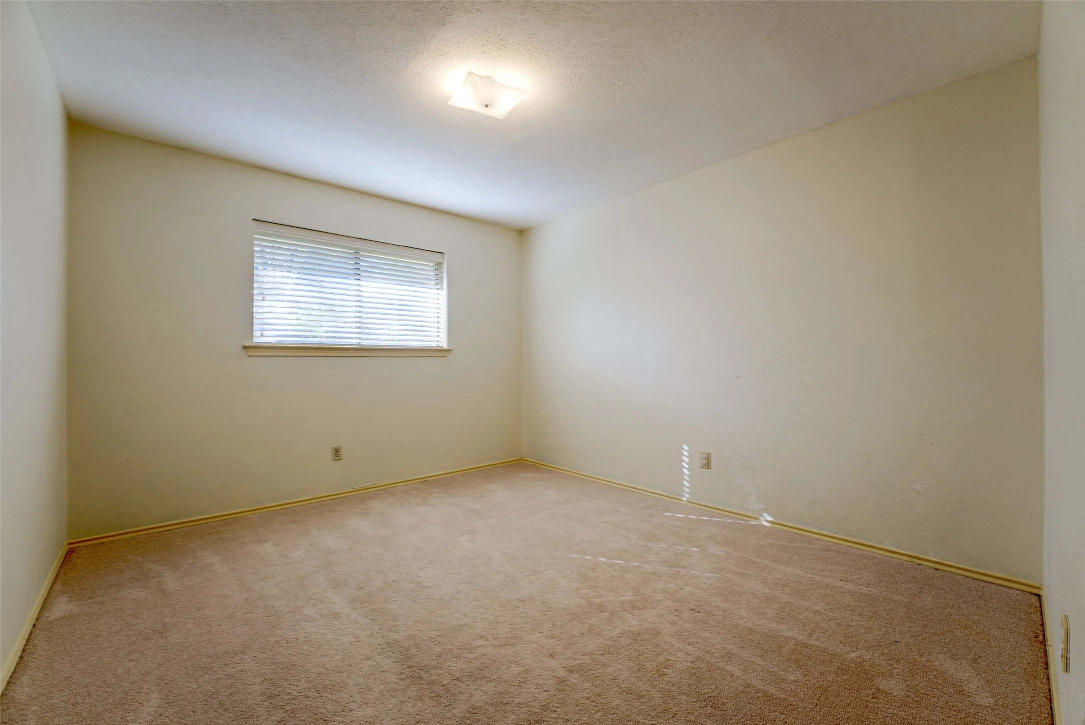 Single Family Residence For Rent in Rockwall County , 10 Cypress Court, Heath, Texas 75032, 4 Bedroom, 2 Bathroom, 2 Garage spaces, 2,539 Sqft, built in 1987, mls#21407016, Real Estate Agent in Heath, Homes For Rent in Rockwall county, Homes For Rent in Heath, Realtor in Heath Texas, Real Estate Brokerage Independent Realty Texas, Luminita Cordes Realtor