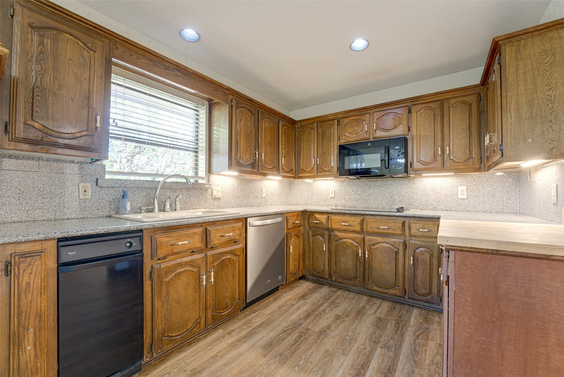 Single Family Residence For Rent in Rockwall County , 10 Cypress Court, Heath, Texas 75032, 4 Bedroom, 2 Bathroom, 2 Garage spaces, 2,539 Sqft, built in 1987, mls#21407016, Real Estate Agent in Heath, Homes For Rent in Rockwall county, Homes For Rent in Heath, Realtor in Heath Texas, Real Estate Brokerage Independent Realty Texas, Luminita Cordes Realtor