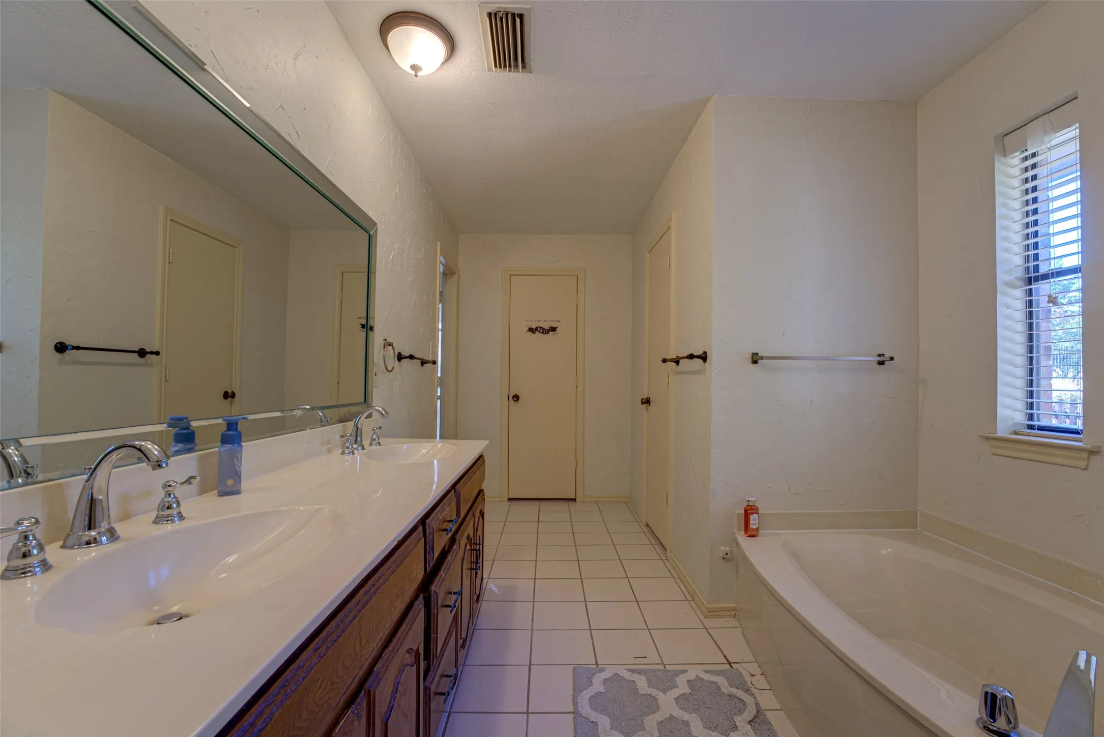 Single Family Residence For Rent in Rockwall County , 10 Cypress Court, Heath, Texas 75032, 4 Bedroom, 2 Bathroom, 2 Garage spaces, 2,539 Sqft, built in 1987, mls#21407016, Real Estate Agent in Heath, Homes For Rent in Rockwall county, Homes For Rent in Heath, Realtor in Heath Texas, Real Estate Brokerage Independent Realty Texas, Luminita Cordes Realtor