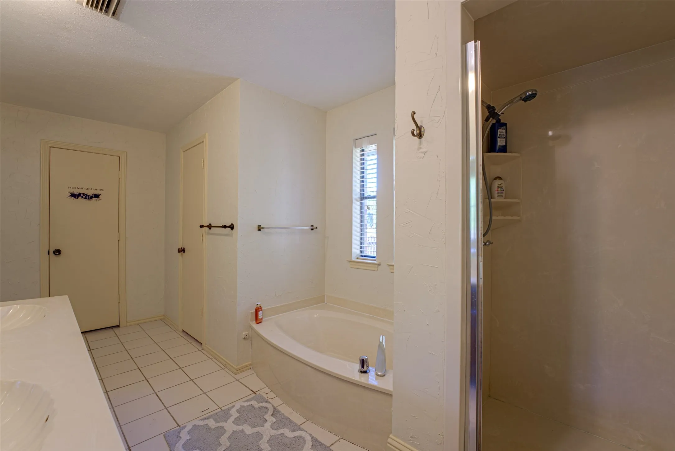 Single Family Residence For Rent in Rockwall County , 10 Cypress Court, Heath, Texas 75032, 4 Bedroom, 2 Bathroom, 2 Garage spaces, 2,539 Sqft, built in 1987, mls#21407016, Real Estate Agent in Heath, Homes For Rent in Rockwall county, Homes For Rent in Heath, Realtor in Heath Texas, Real Estate Brokerage Independent Realty Texas, Luminita Cordes Realtor