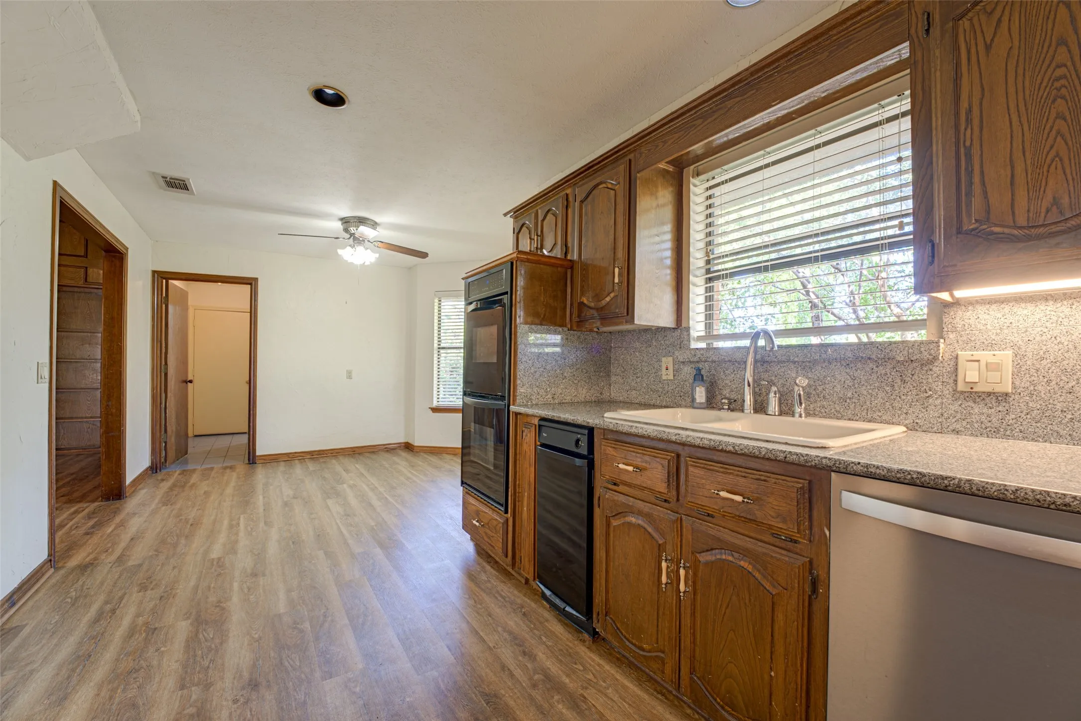 Single Family Residence For Rent in Rockwall County , 10 Cypress Court, Heath, Texas 75032, 4 Bedroom, 2 Bathroom, 2 Garage spaces, 2,539 Sqft, built in 1987, mls#21407016, Real Estate Agent in Heath, Homes For Rent in Rockwall county, Homes For Rent in Heath, Realtor in Heath Texas, Real Estate Brokerage Independent Realty Texas, Luminita Cordes Realtor