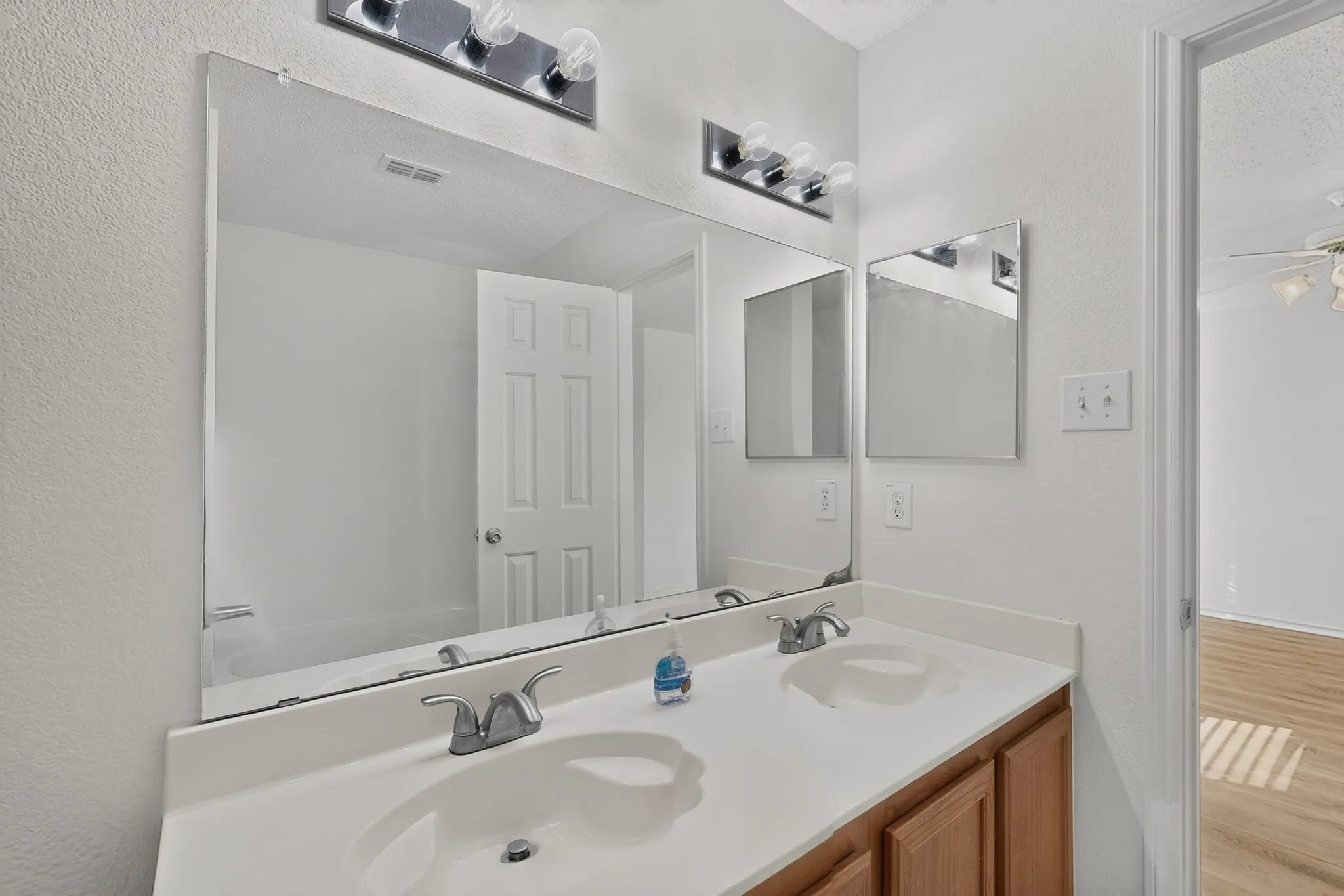 Single Family Residence For Rent in Collin County , 717 Gallant Court, Wylie, Texas 75098, 3 Bedroom, 2 Bathroom, 2 Garage spaces, 1,868 Sqft, built in 2005, mls#21408564, Real Estate Agent in Wylie, Homes For Rent in Collin county, Homes For Rent in Wylie, Realtor in Wylie Texas, Real Estate Brokerage Independent Realty Texas, Luminita Cordes Realtor