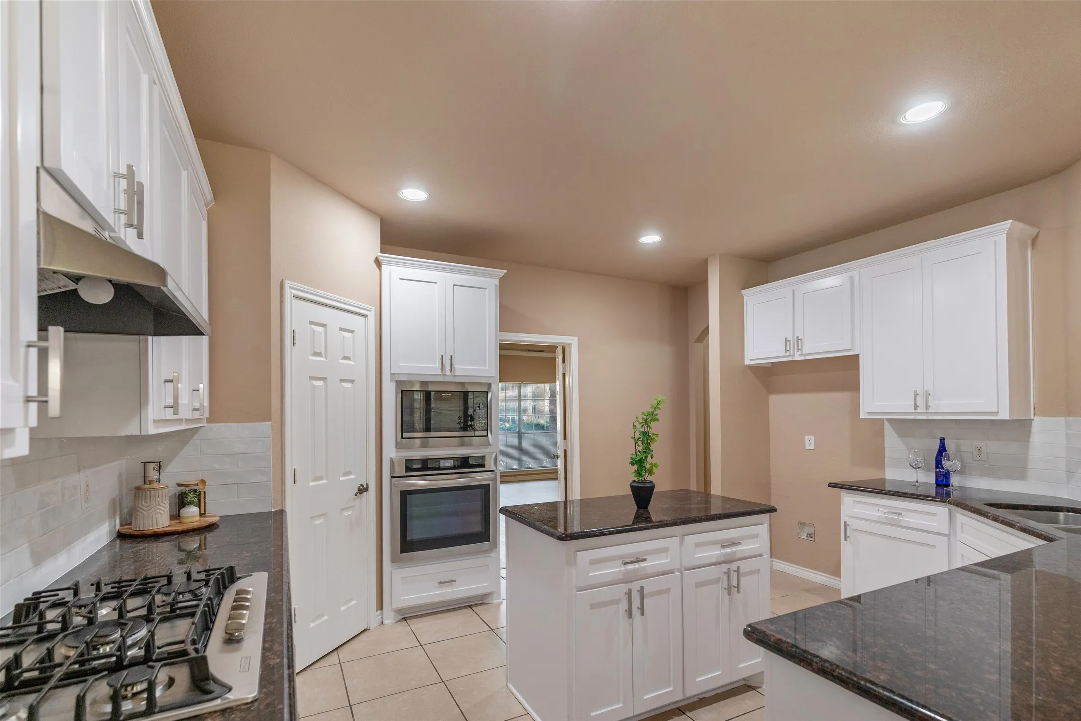 Single Family Residence For Sale in Tarrant County , 8225 Painted Tree Trail, Fort Worth, Texas 76131, 5 Bedroom, 4 Bathroom, 2 Garage spaces, 4,334 Sqft, built in 2006, mls#21404114, Real Estate Agent in Fort Worth, Homes For Sale in Tarrant county, Homes For Sale in Fort Worth, Realtor in Fort Worth Texas, Real Estate Brokerage Independent Realty Texas, Luminita Cordes Realtor