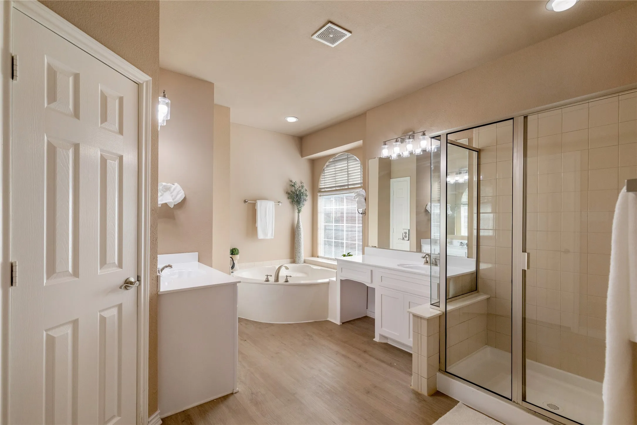 Single Family Residence For Sale in Tarrant County , 8225 Painted Tree Trail, Fort Worth, Texas 76131, 5 Bedroom, 4 Bathroom, 2 Garage spaces, 4,334 Sqft, built in 2006, mls#21404114, Real Estate Agent in Fort Worth, Homes For Sale in Tarrant county, Homes For Sale in Fort Worth, Realtor in Fort Worth Texas, Real Estate Brokerage Independent Realty Texas, Luminita Cordes Realtor