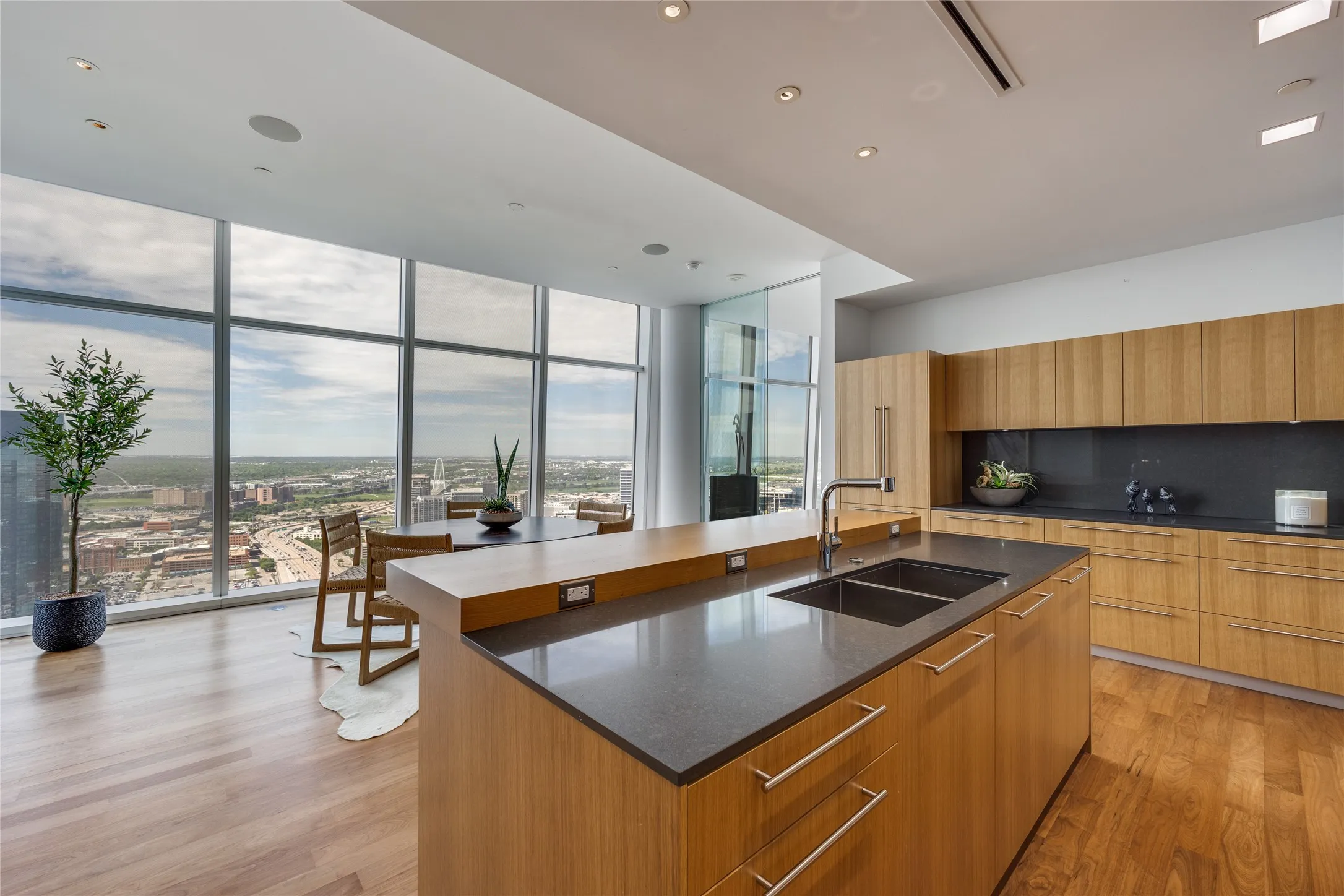 Condominium For Sale in Dallas County , 1918 Olive Street 3601, Dallas, Texas 75201, 2 Bedroom, 4 Bathroom, 3 Garage spaces, 4,032 Sqft, built in 2014, mls#21403751, Real Estate Agent in Dallas, Homes For Sale in Dallas county, Homes For Sale in Dallas, Realtor in Dallas Texas, Real Estate Brokerage Independent Realty Texas, Luminita Cordes Realtor