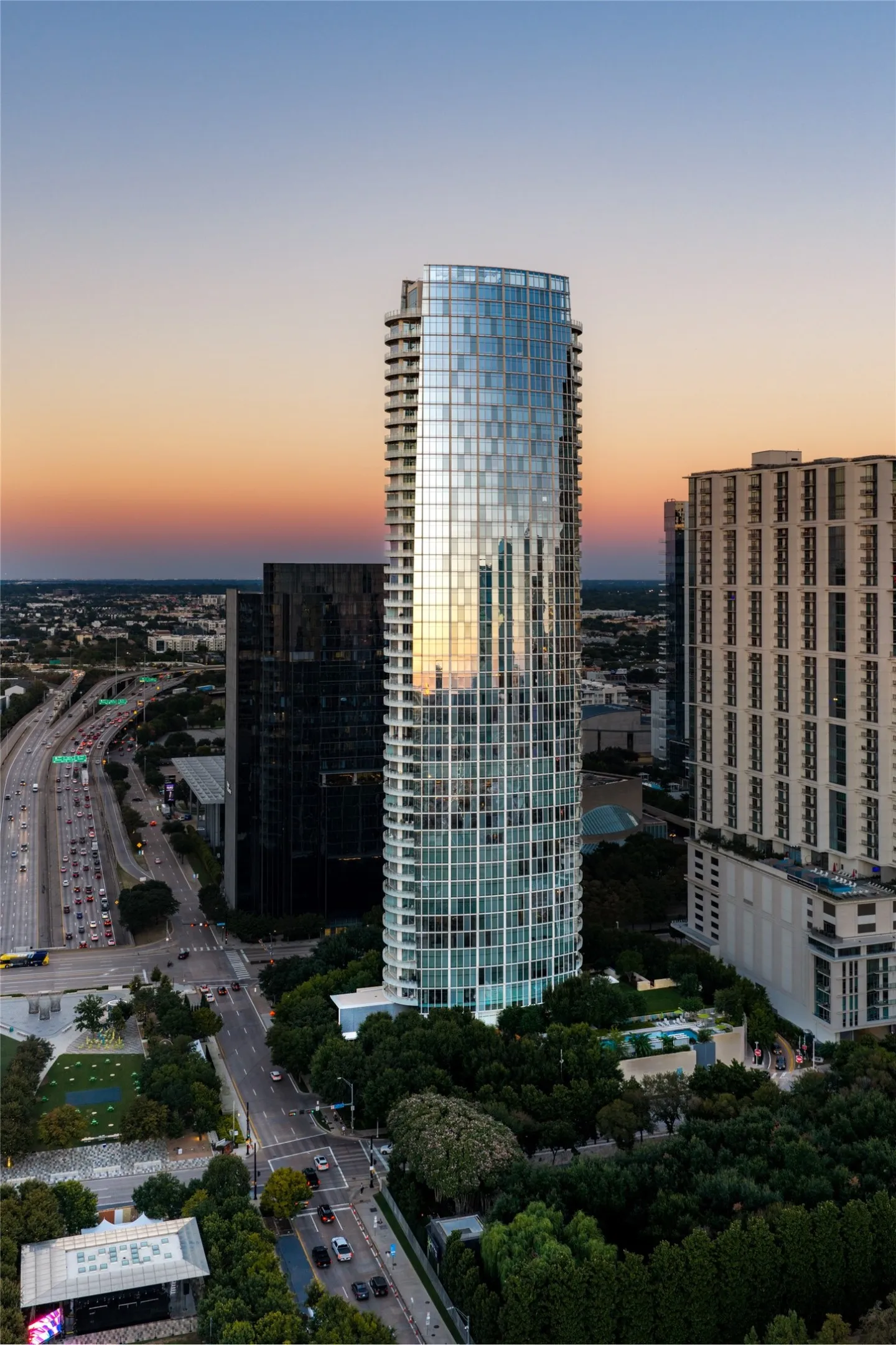 The Exclusive Museum Tower. Walkability to Kyle Warren Park, Windspear Opera House, Arts District, Downtown & Uptown.