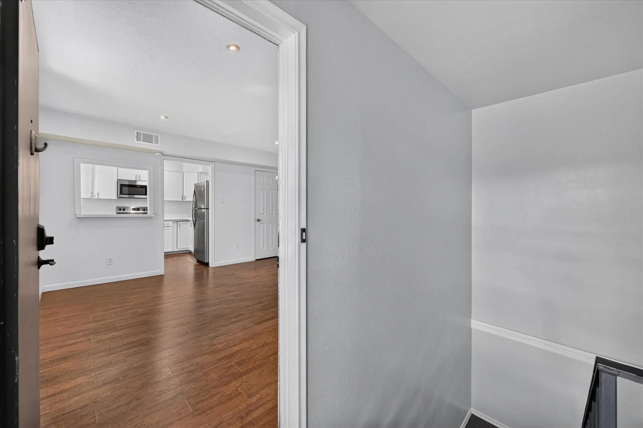 Condominium For Sale in Dallas County , 5043 Les Chateaux Drive 214, Dallas, Texas 75235, 1 Bedroom, 1 Bathroom, Garage spaces, 834 Sqft, built in 1963, mls#21404629, Real Estate Agent in Dallas, Homes For Sale in Dallas county, Homes For Sale in Dallas, Realtor in Dallas Texas, Real Estate Brokerage Independent Realty Texas, Luminita Cordes Realtor
