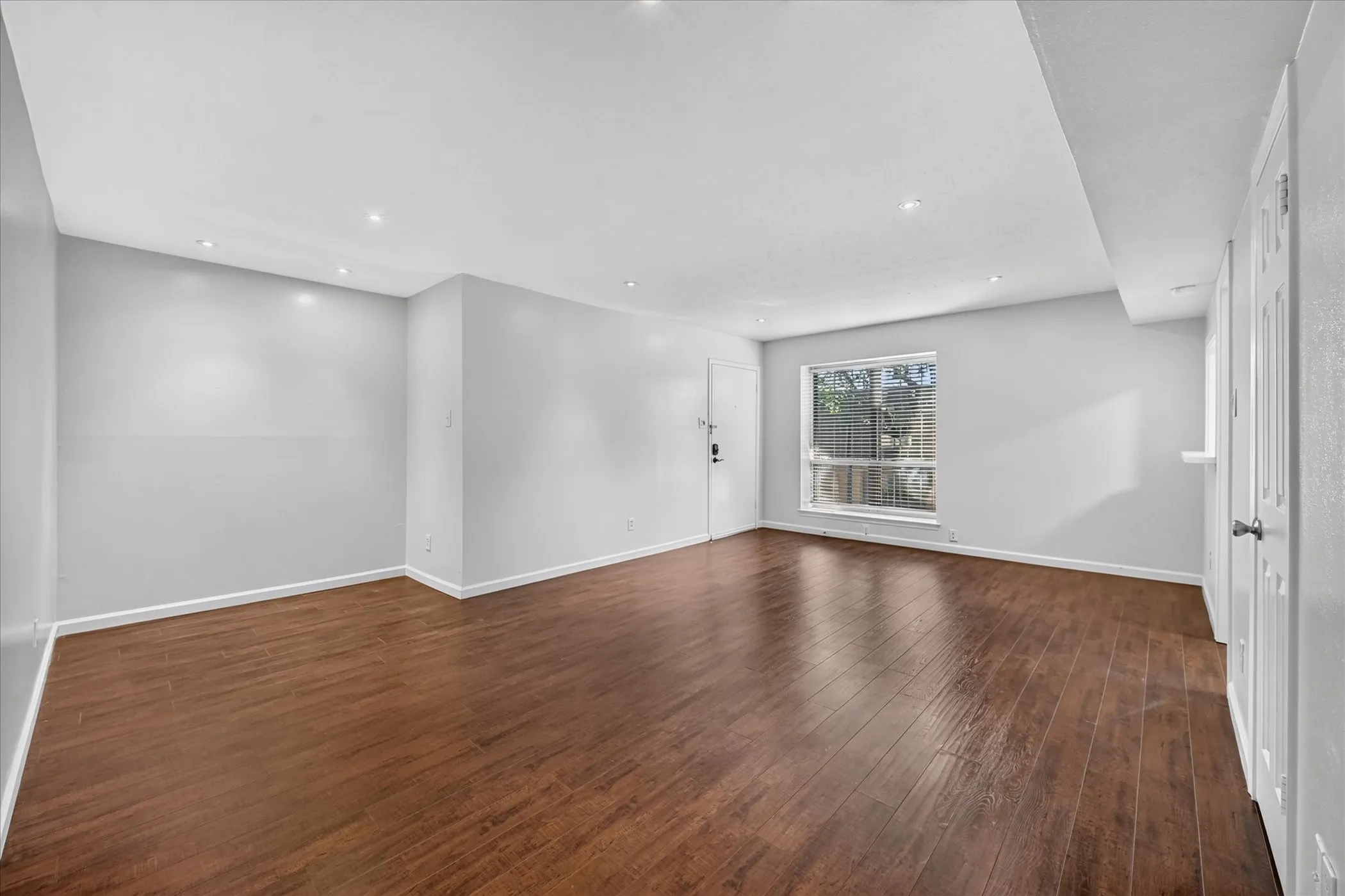 Condominium For Sale in Dallas County , 5043 Les Chateaux Drive 214, Dallas, Texas 75235, 1 Bedroom, 1 Bathroom, Garage spaces, 834 Sqft, built in 1963, mls#21404629, Real Estate Agent in Dallas, Homes For Sale in Dallas county, Homes For Sale in Dallas, Realtor in Dallas Texas, Real Estate Brokerage Independent Realty Texas, Luminita Cordes Realtor