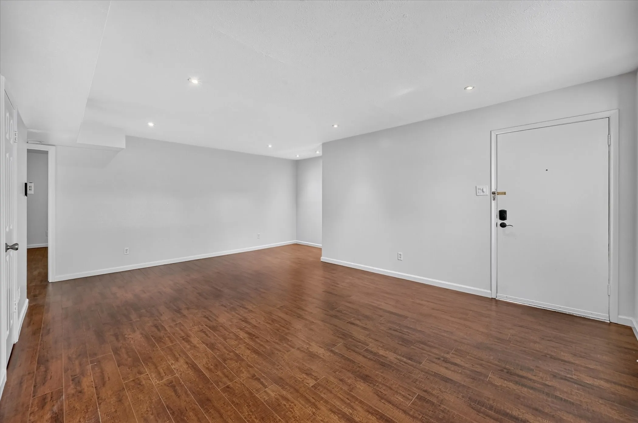 Condominium For Sale in Dallas County , 5043 Les Chateaux Drive 214, Dallas, Texas 75235, 1 Bedroom, 1 Bathroom, Garage spaces, 834 Sqft, built in 1963, mls#21404629, Real Estate Agent in Dallas, Homes For Sale in Dallas county, Homes For Sale in Dallas, Realtor in Dallas Texas, Real Estate Brokerage Independent Realty Texas, Luminita Cordes Realtor